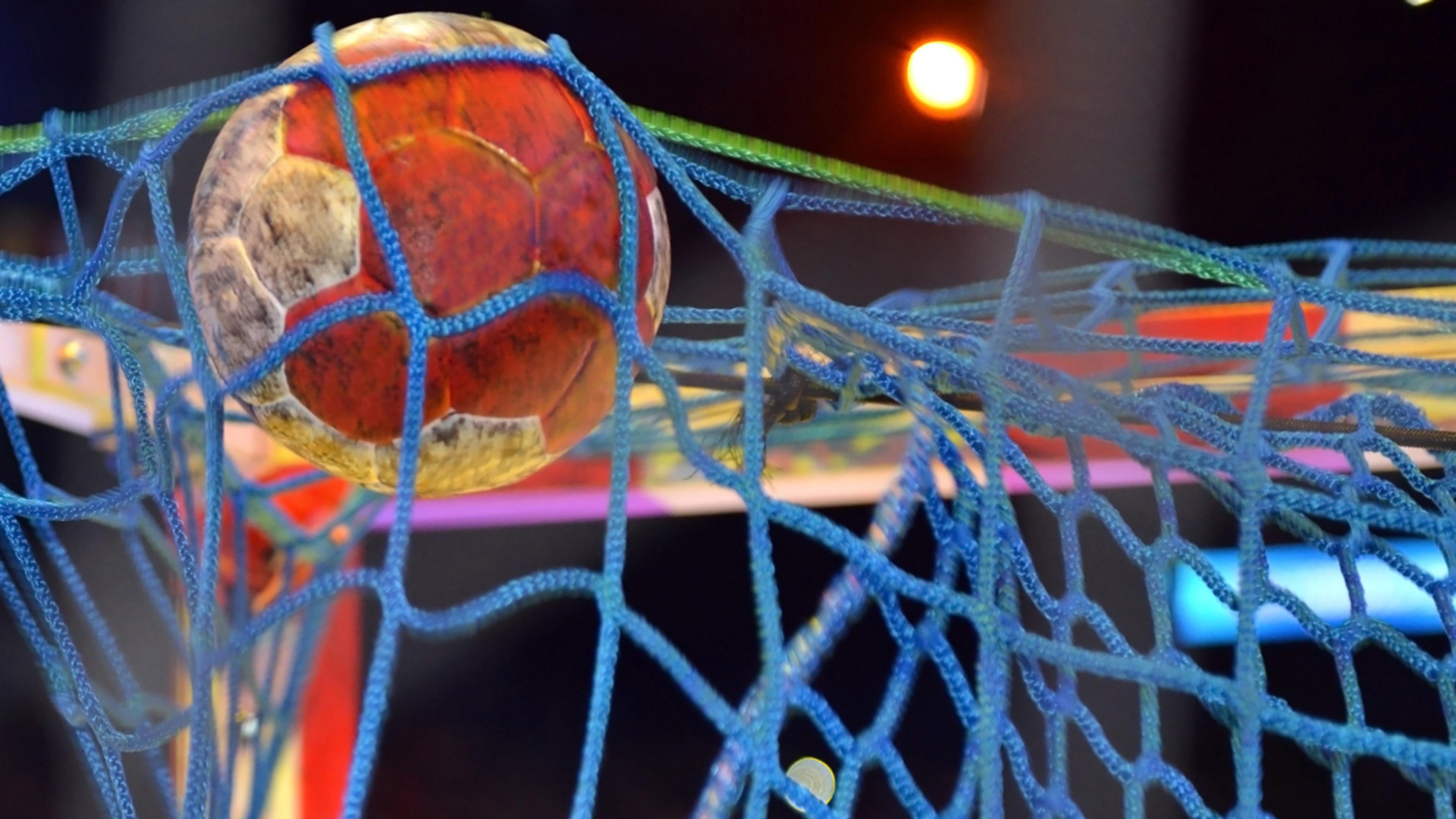 En håndball sitter klistret i målnettet tett opp mot stanga.