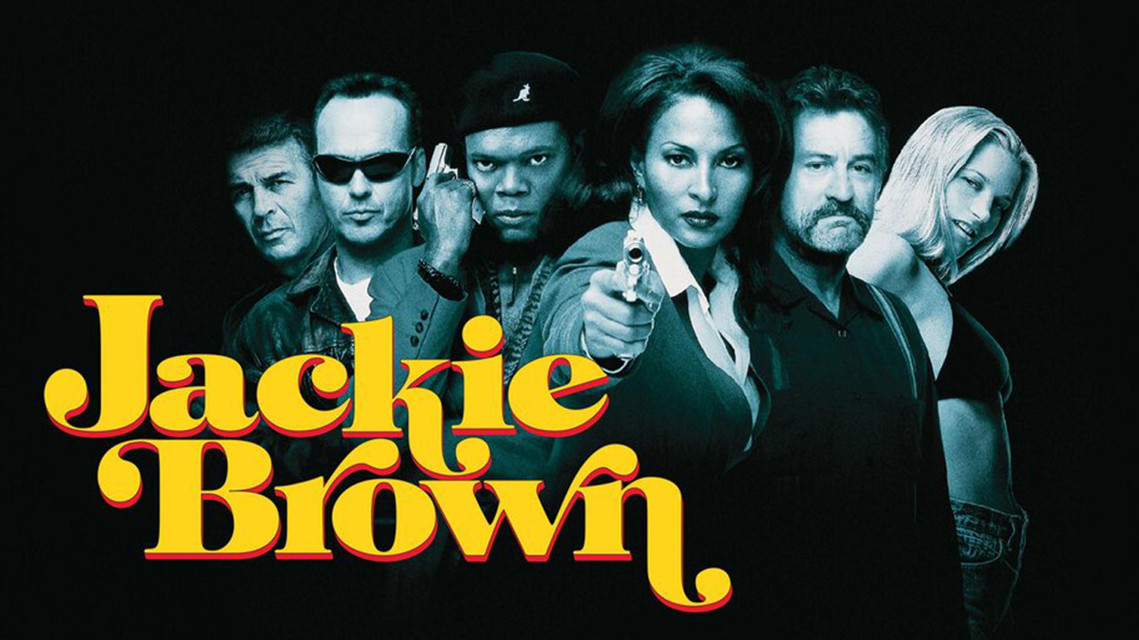 Seks barske personer i gråtoner står bak en gul tittel som sier Jackie Brown.