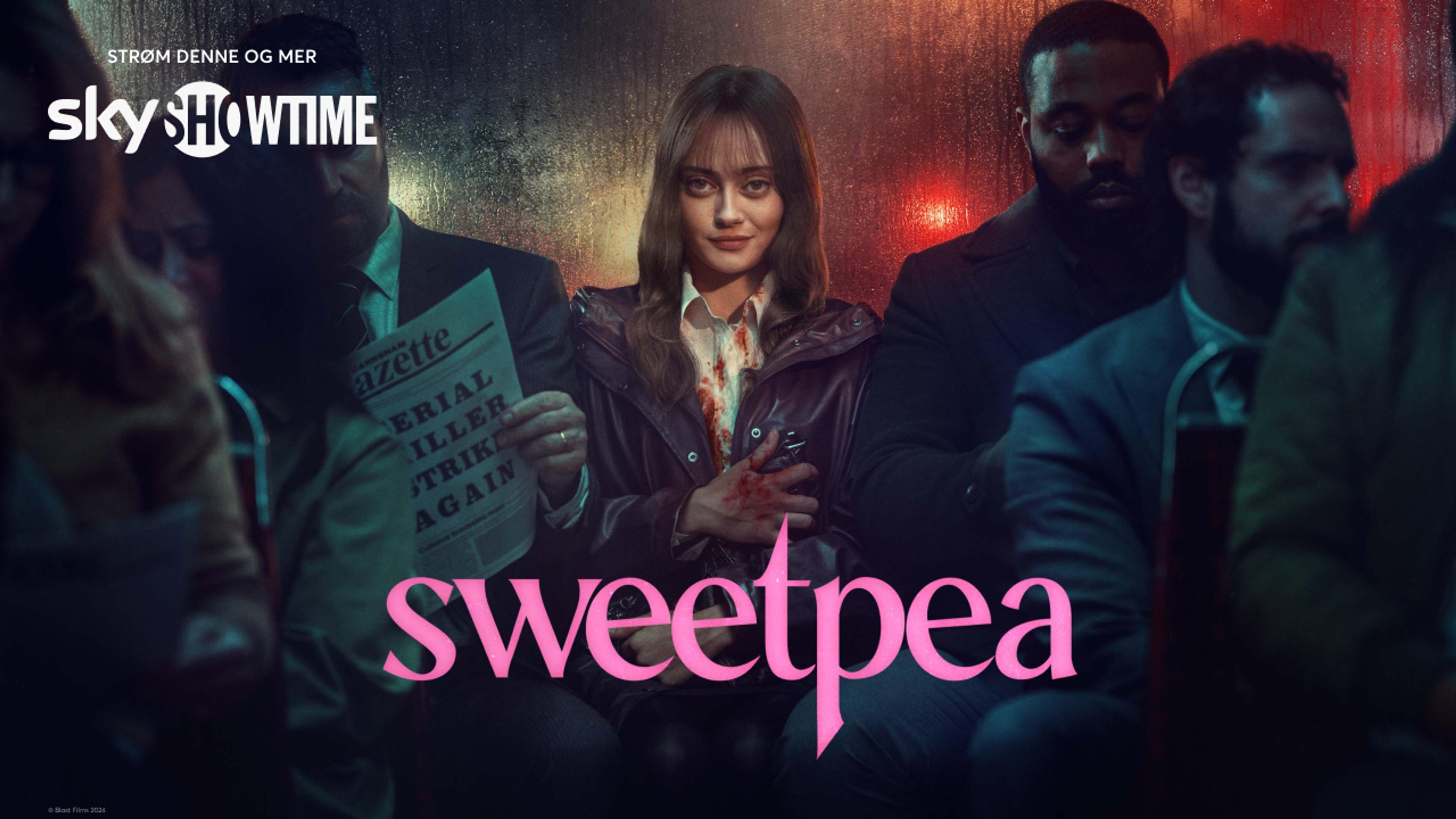 En ung kvinne sitter med et lurt smil å en mørk buss.