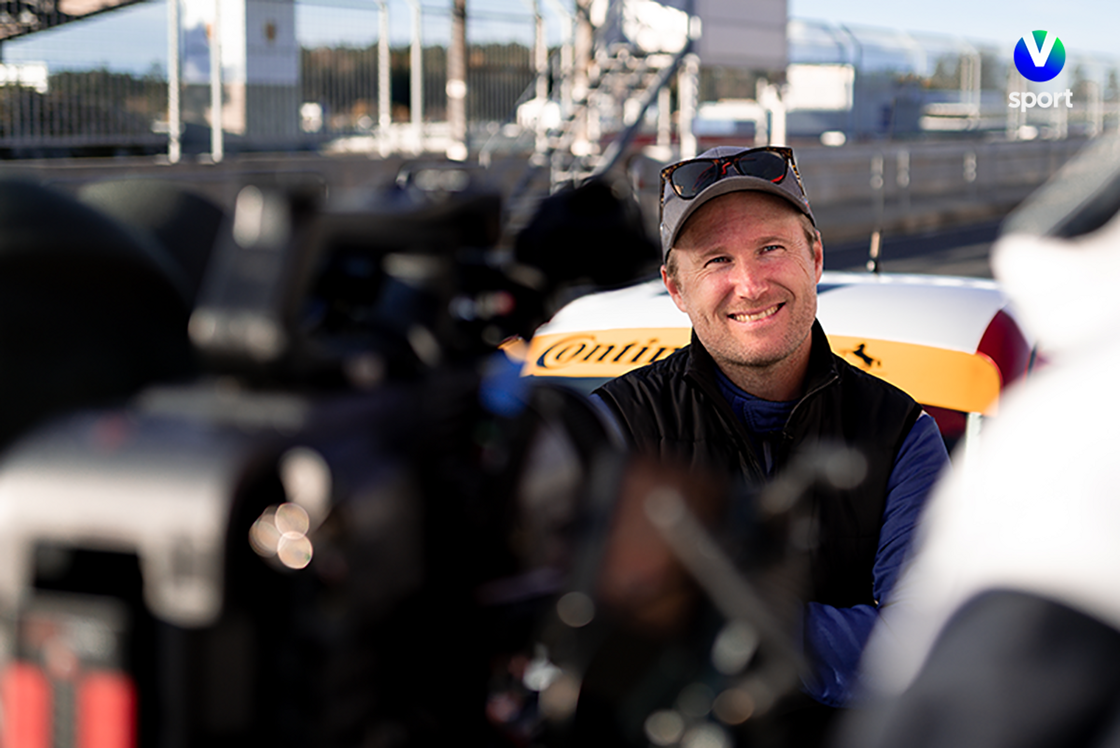 Atle Gulbrandsen foran en pressekorps på en racerbane.