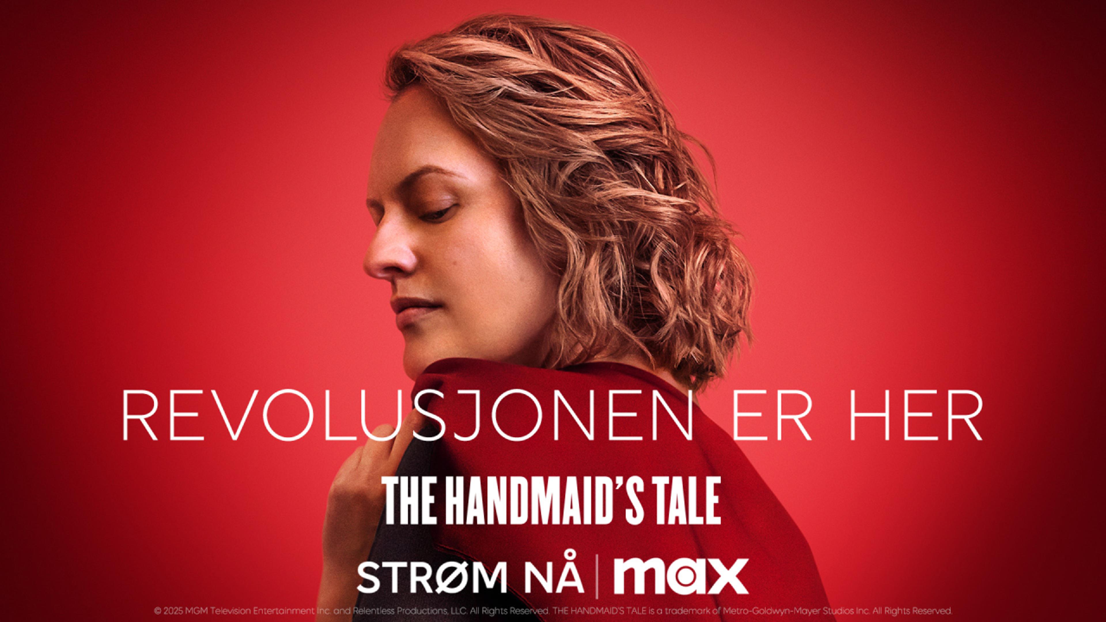 Elisabeth Moss ser ned mot en rød kappe i serien The Handmaid´s Tale på Max.
