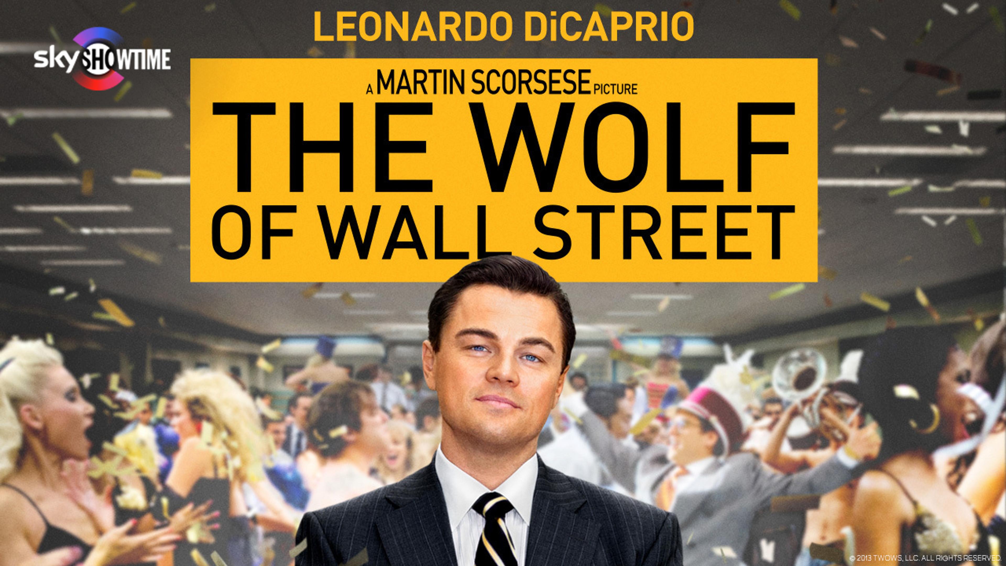 Leonardo DiCaprio med myriad av mennesker i bakgrunnen fra filmen The Wolf of Wall Street på HBO Nordic via Strim.