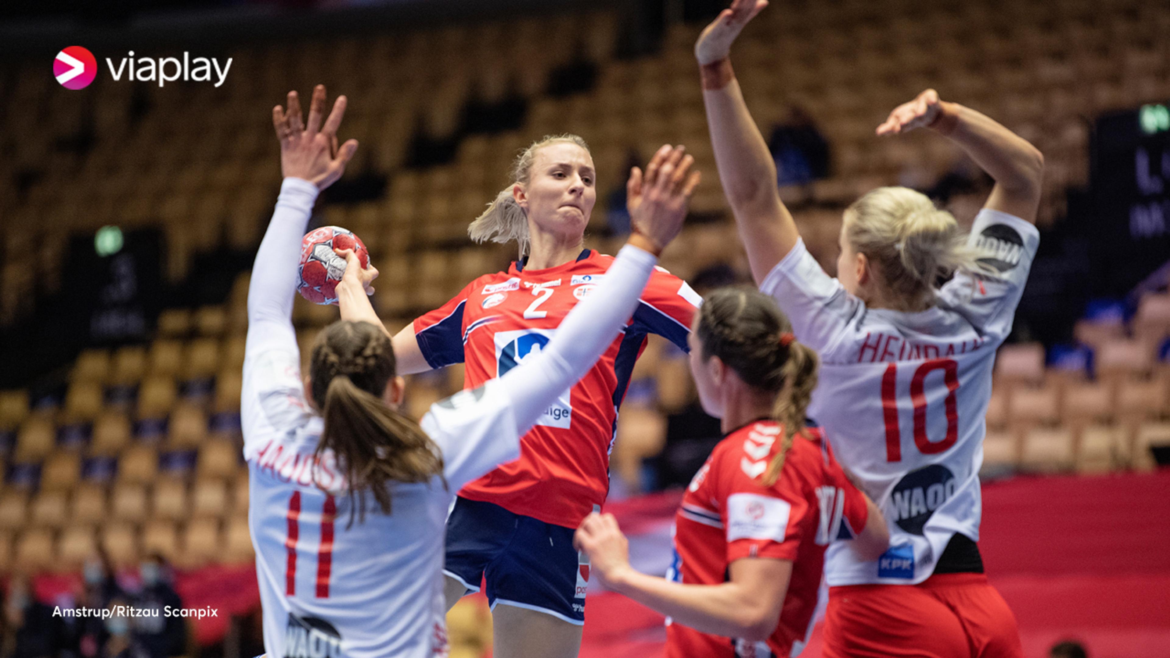 Håndballjentene i full kamp mot Danmark i håndball-EM 2022.