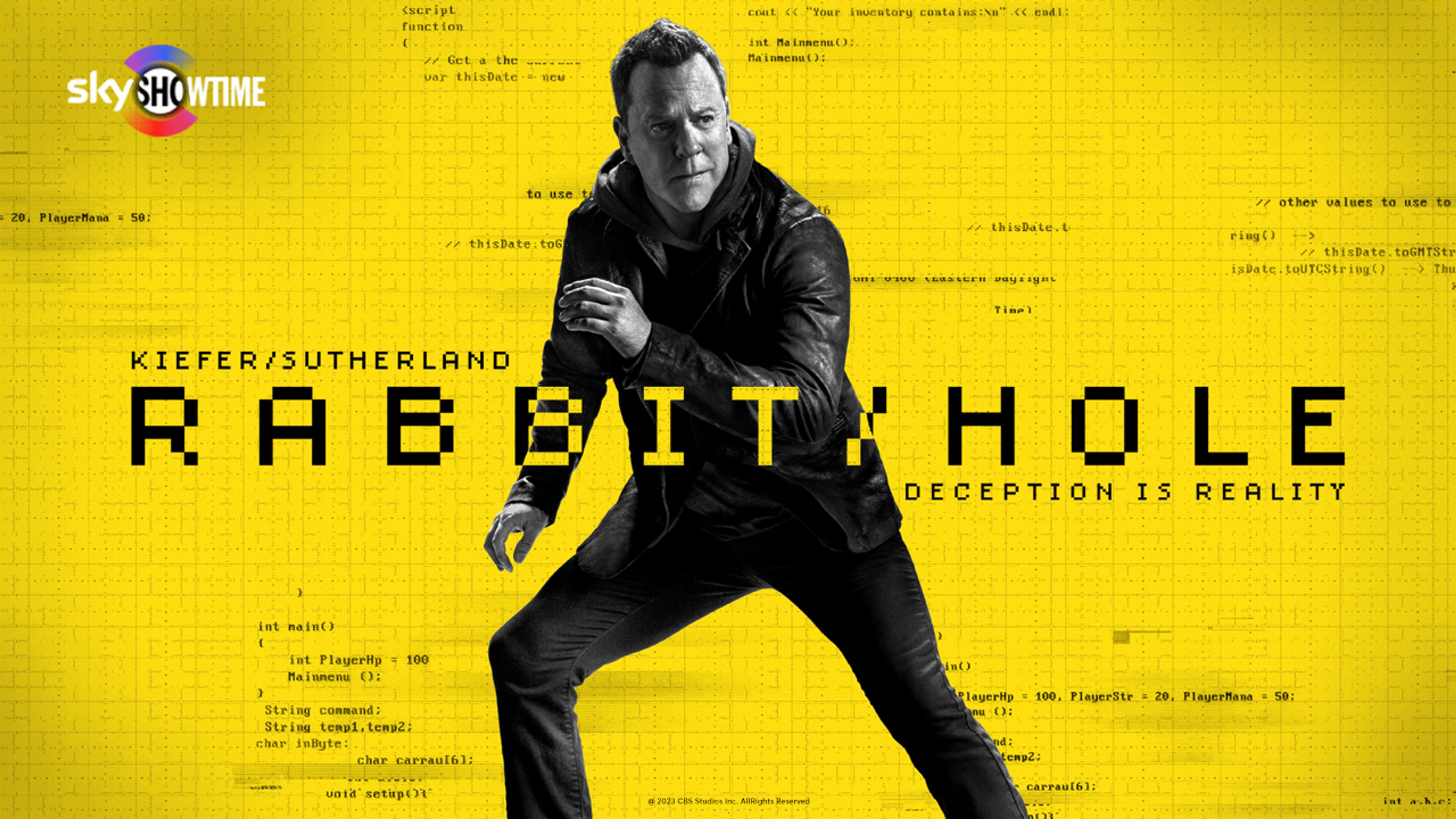 Kiefer Sutherland i gråtoner står i action-pose foran en gul bakgrunn med kodet tekst spredt rundt.