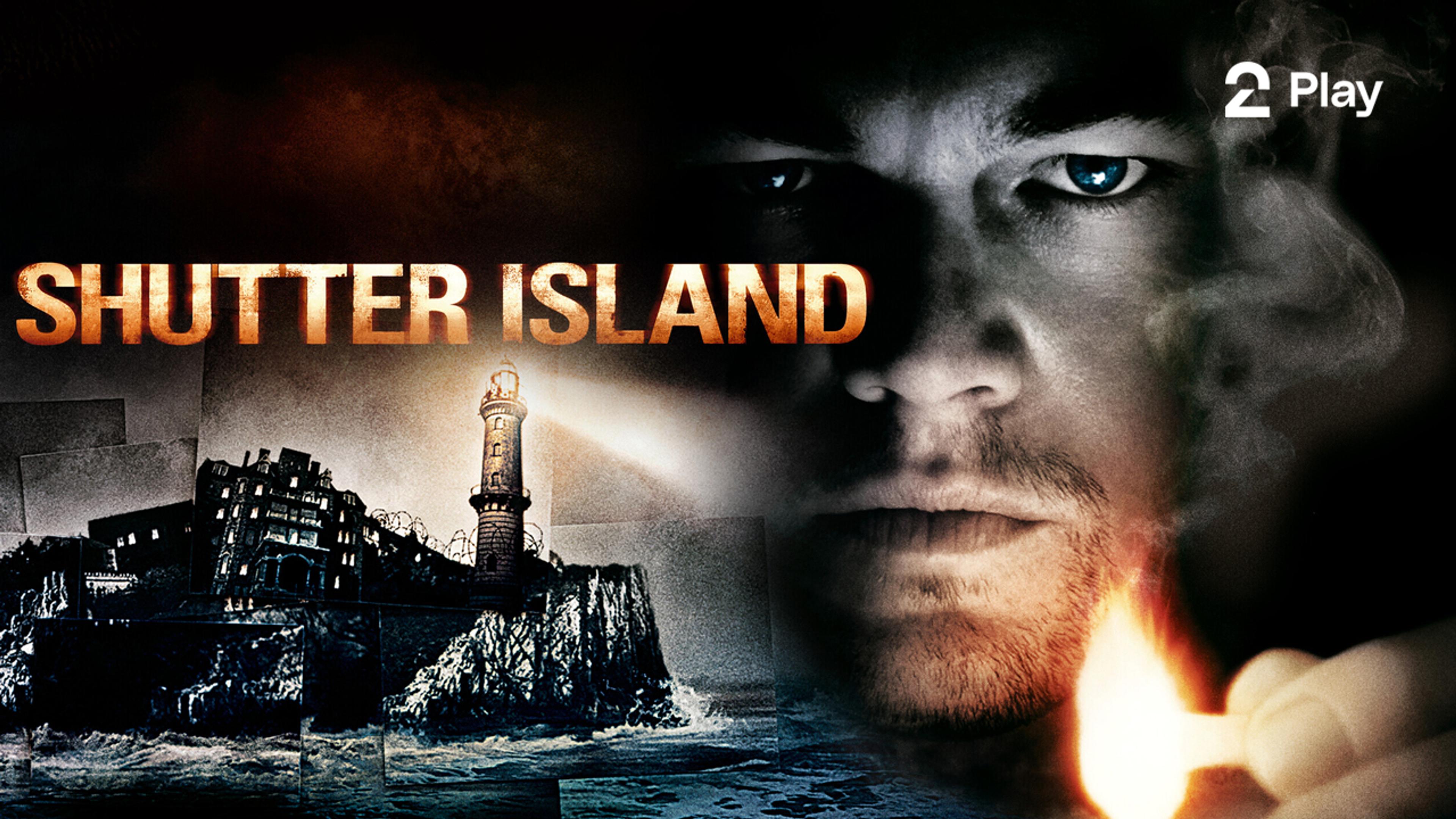 Leonardo Dicaprio ser mot kamera. En øy med falleferdige bygninger og et fyrtårn i bakgrunnen.