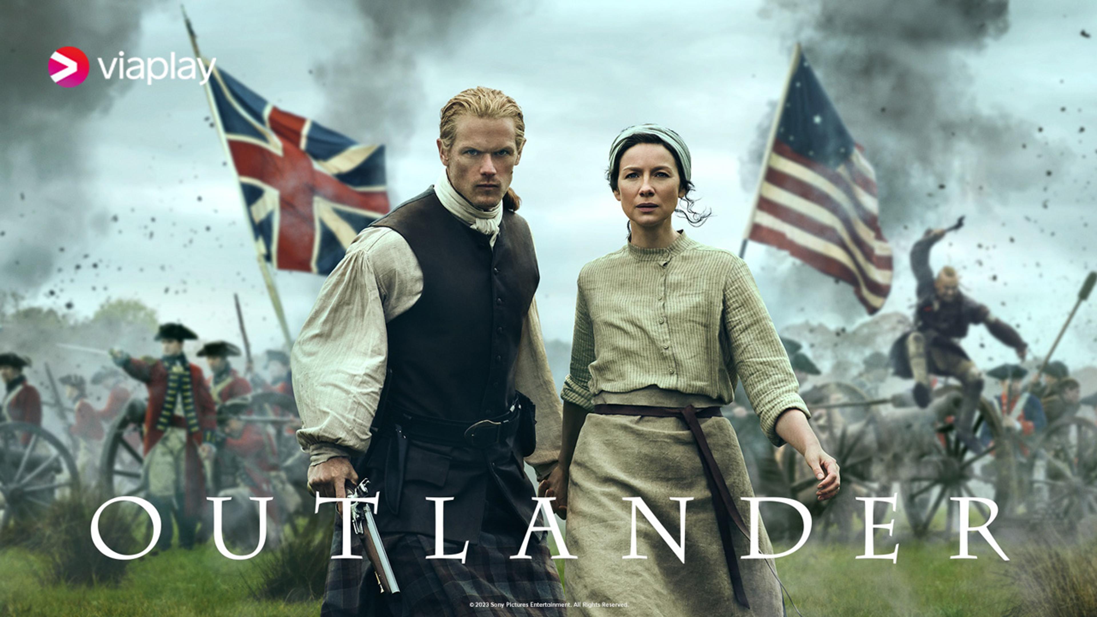 Mann og kvinne kledd i klær fra borgerkrigen med masse soldater, kanoner og det engelske og amerikanske flagget i bakgrunnen.