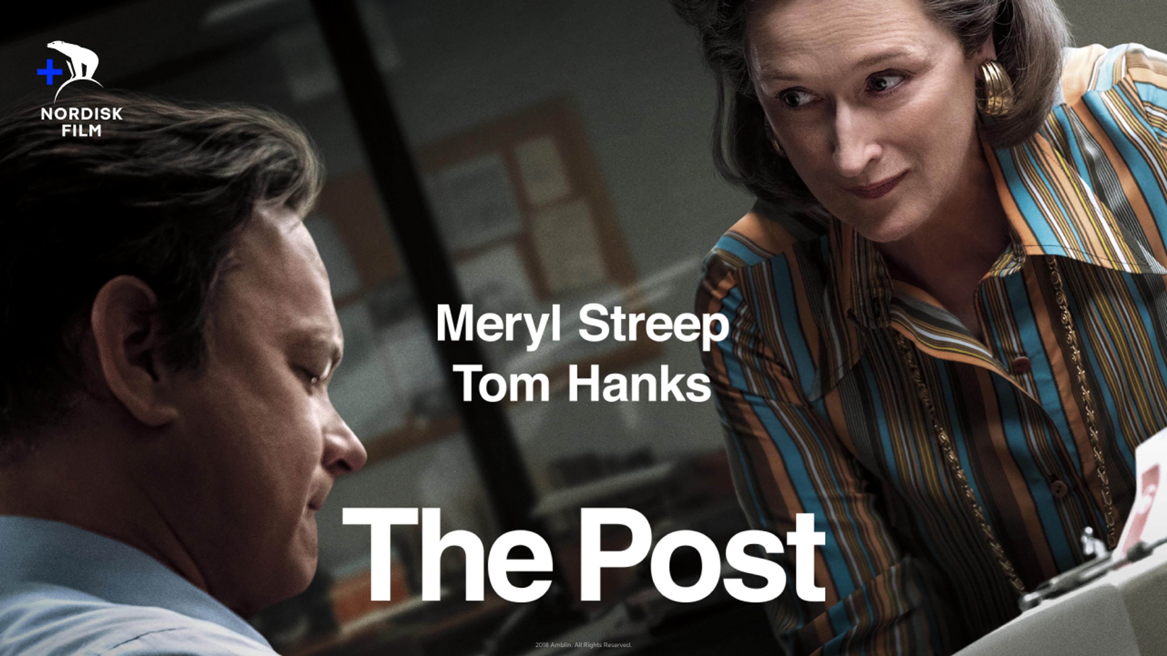 Meryl Streep og Tom Hanks diskuterer alvorlig over et bord på et kontor.