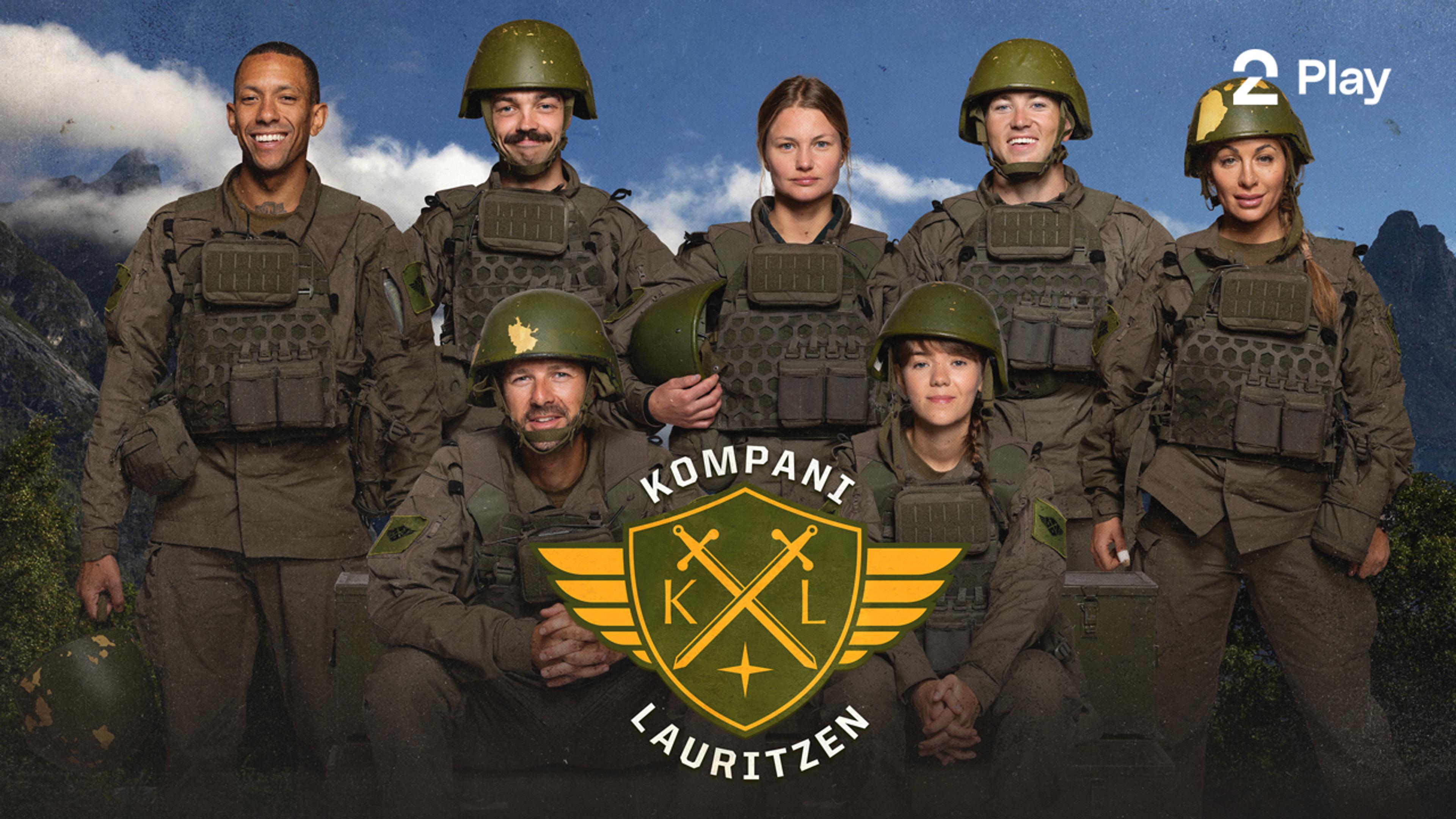 Glade unge kvinner og menn i militært utstyr med Kompani Lauritzen logo foran.