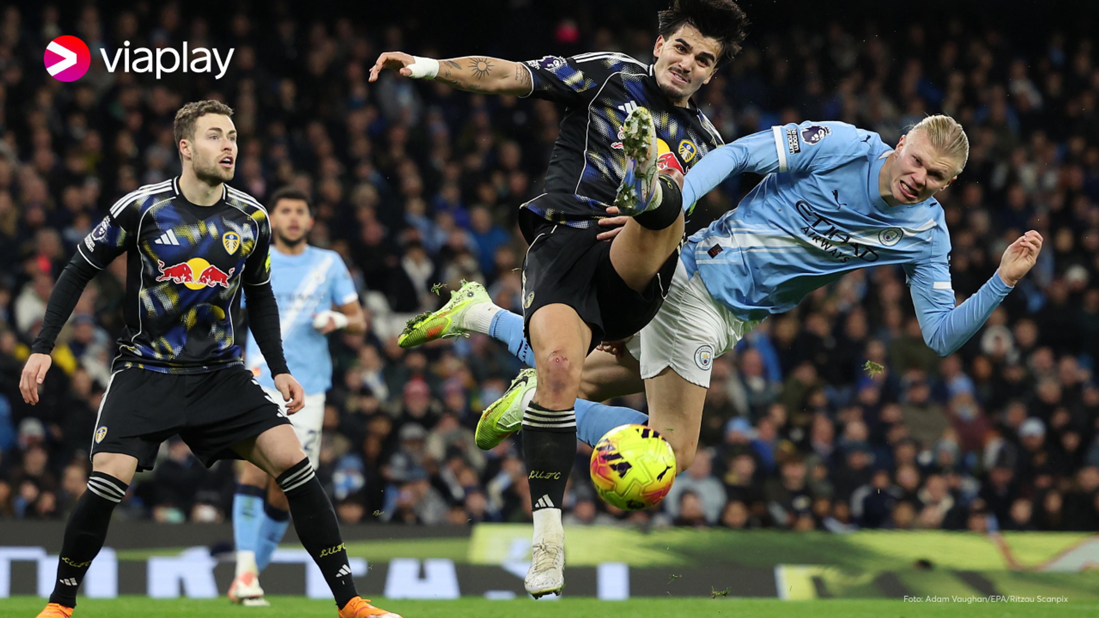 Spillere fra Manchester City og Leeds kjemper hardt om ballen i Premier League.