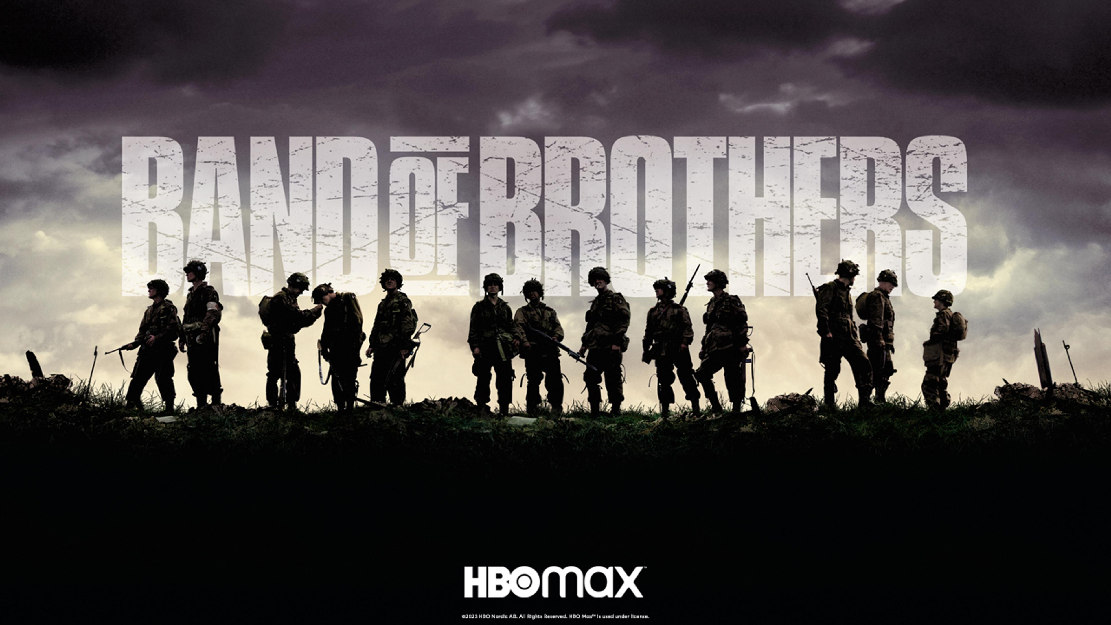Siluetten av soldater på en åskam med teksten Band of Brothers i bakgrunnen i en overskyet himmel.