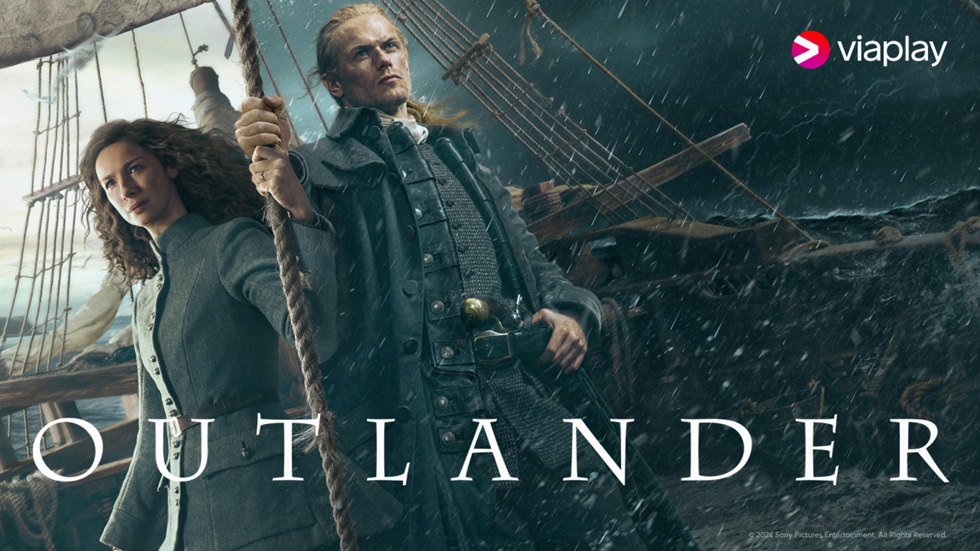 En mann og en kvinne står å gamle kostymer på et skip mens uværet raser rundt de.