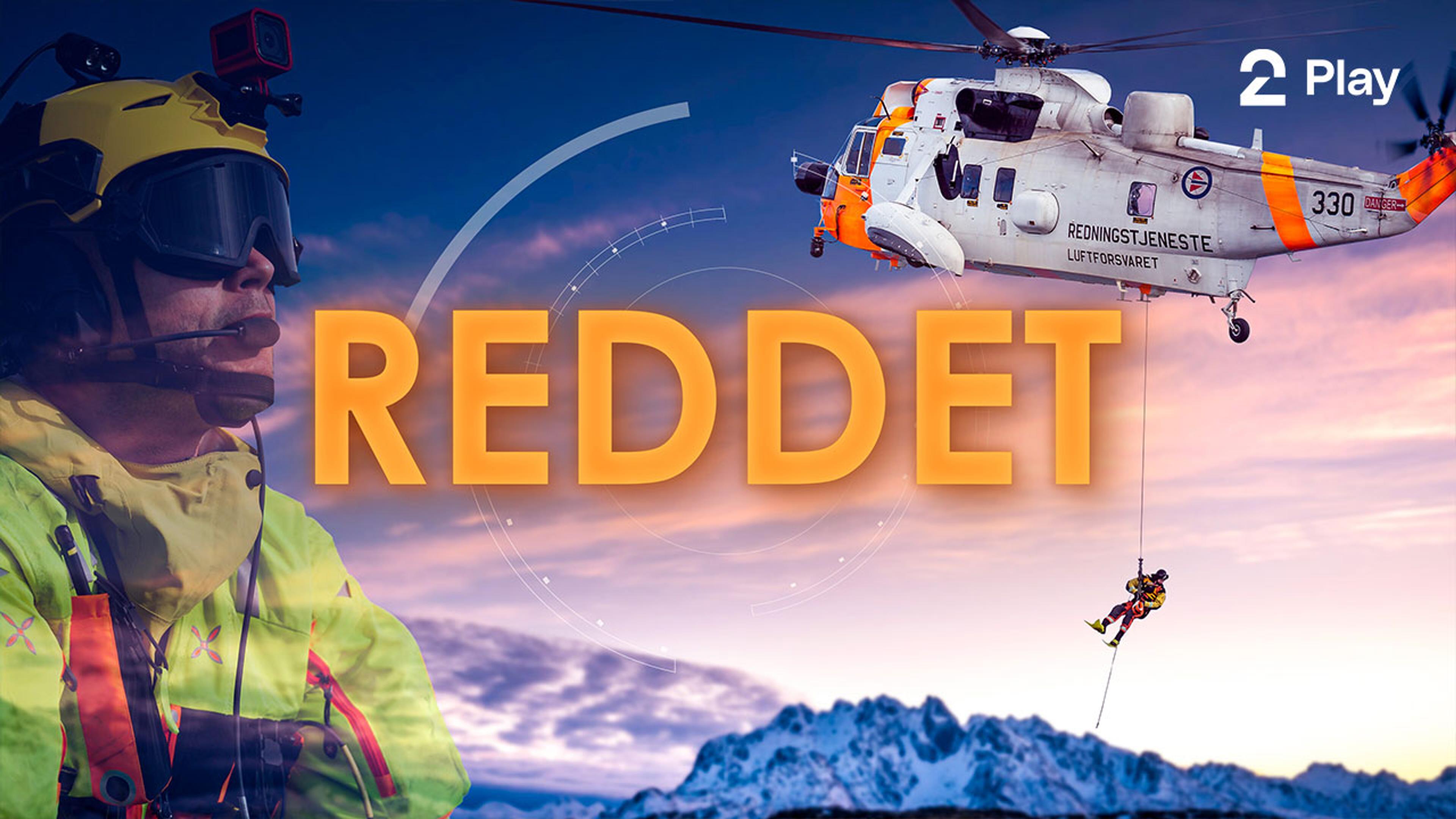 En person i redningsutstyr ser mot et redningshelikopter med en mann i line hengende over et fjellandskap.