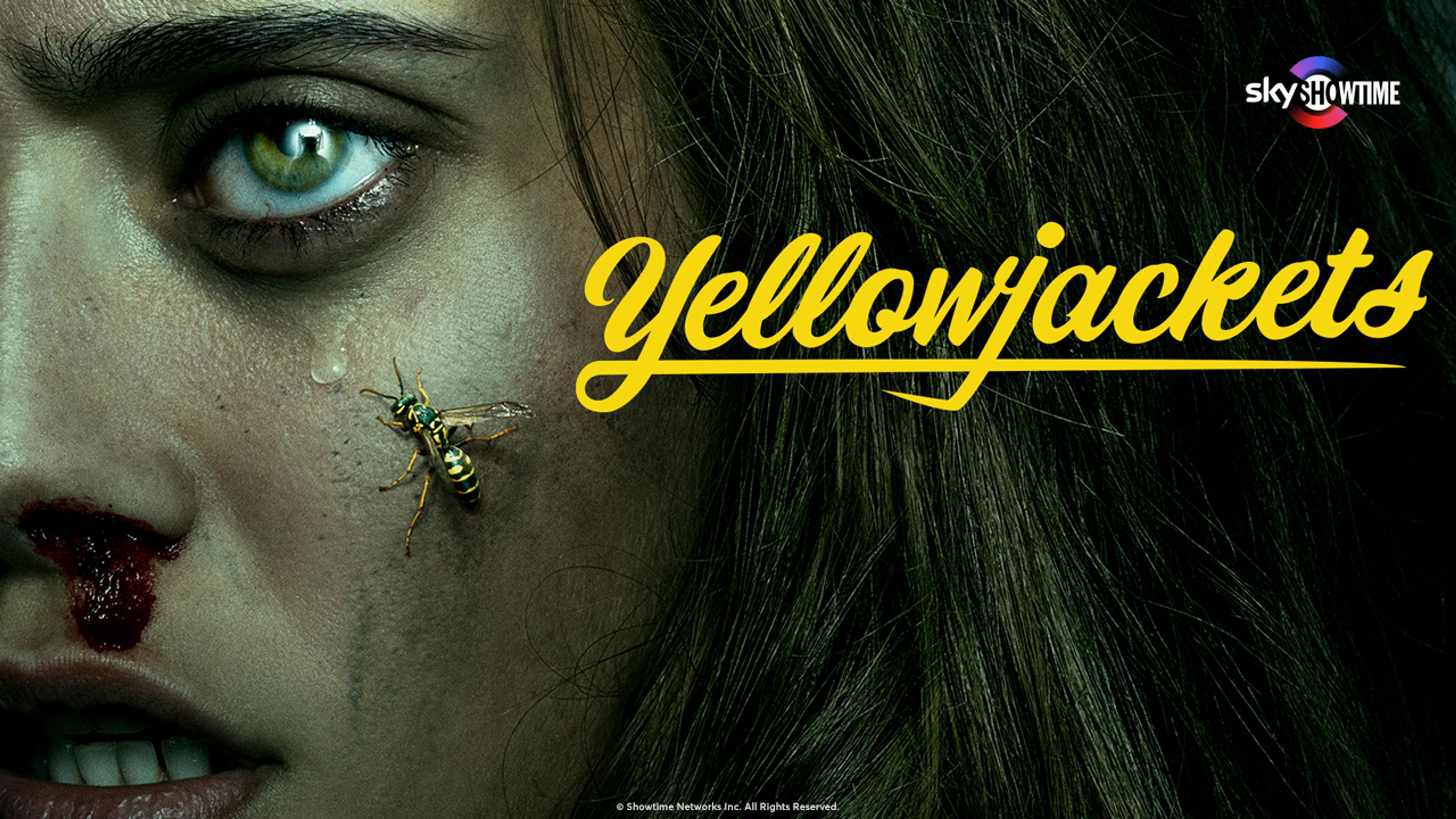 Poster for serien Yellowjackets på SkyShowtime. Blodig kvinne med tåre og veps på kinnet ser mot oss.