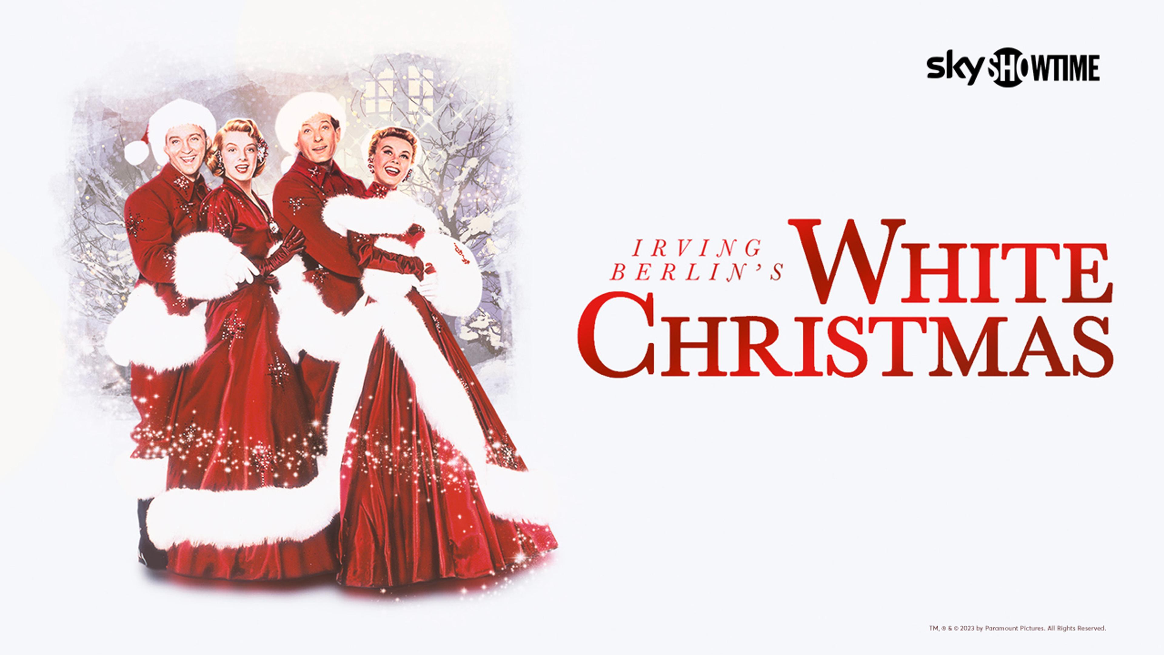 To menn og to kvinner er kledd ut i julenissekostymer og holder hverandre tett.