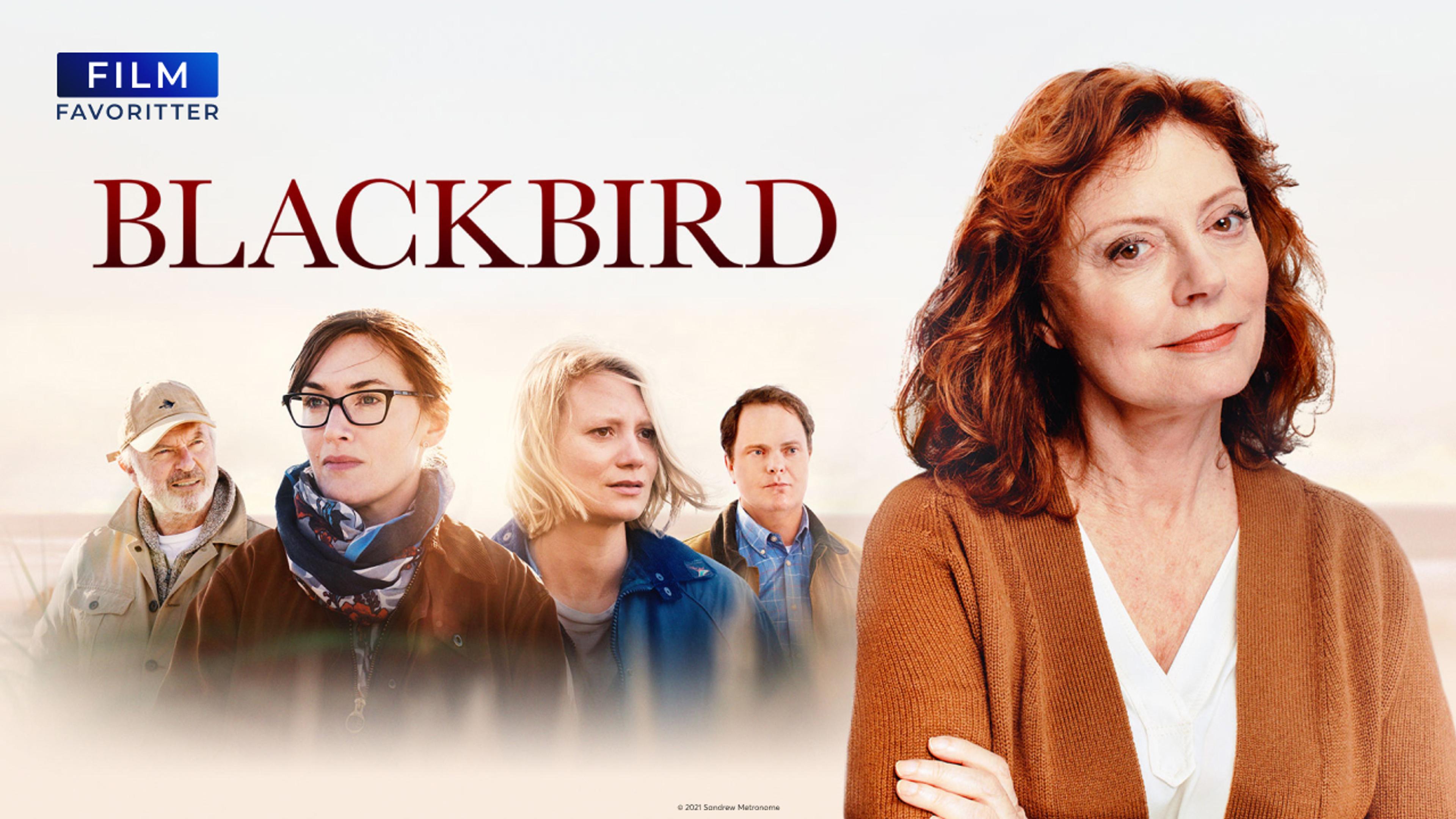 Smilende kvinne i foran to andre kvinner og menn.