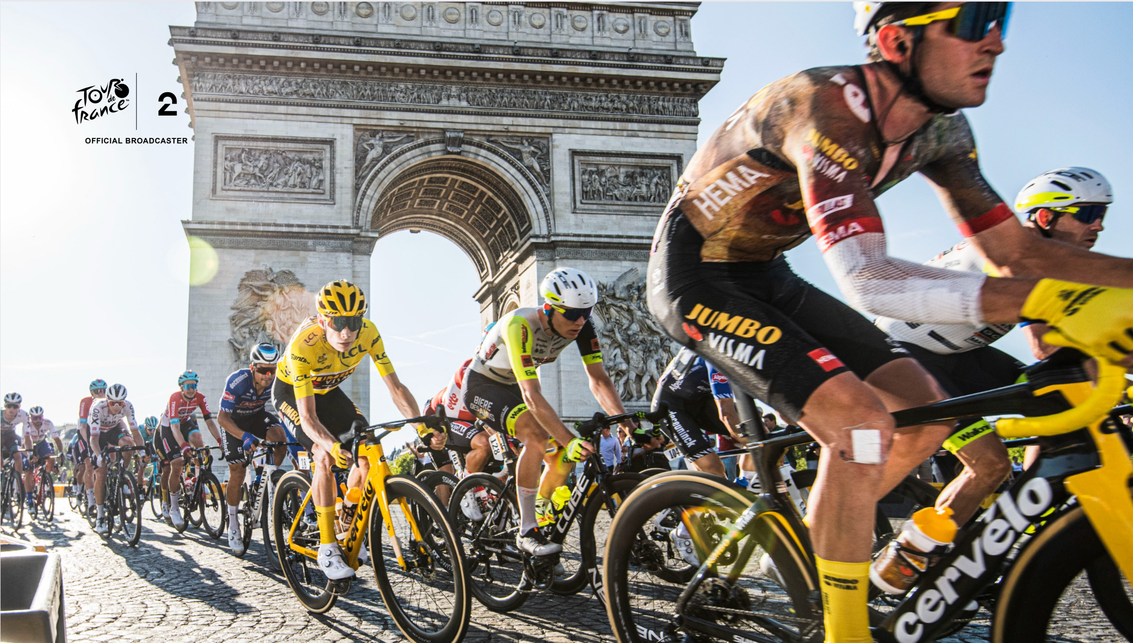 Syklisten Jonas Vingegaard på vei inn i Paris' gater