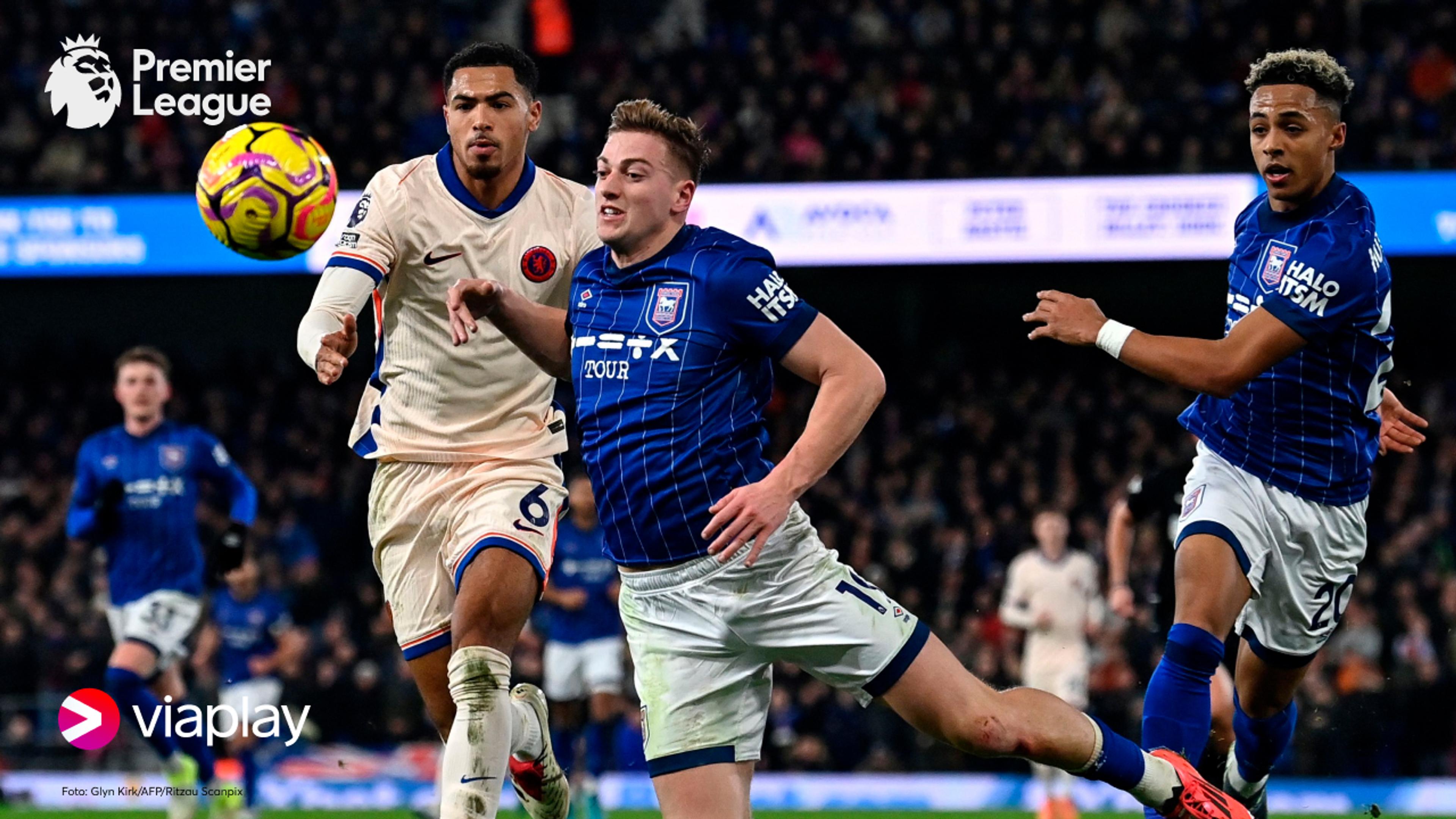 Spillere fra Ipswich og Chelsea kjemper hardt om ballen.