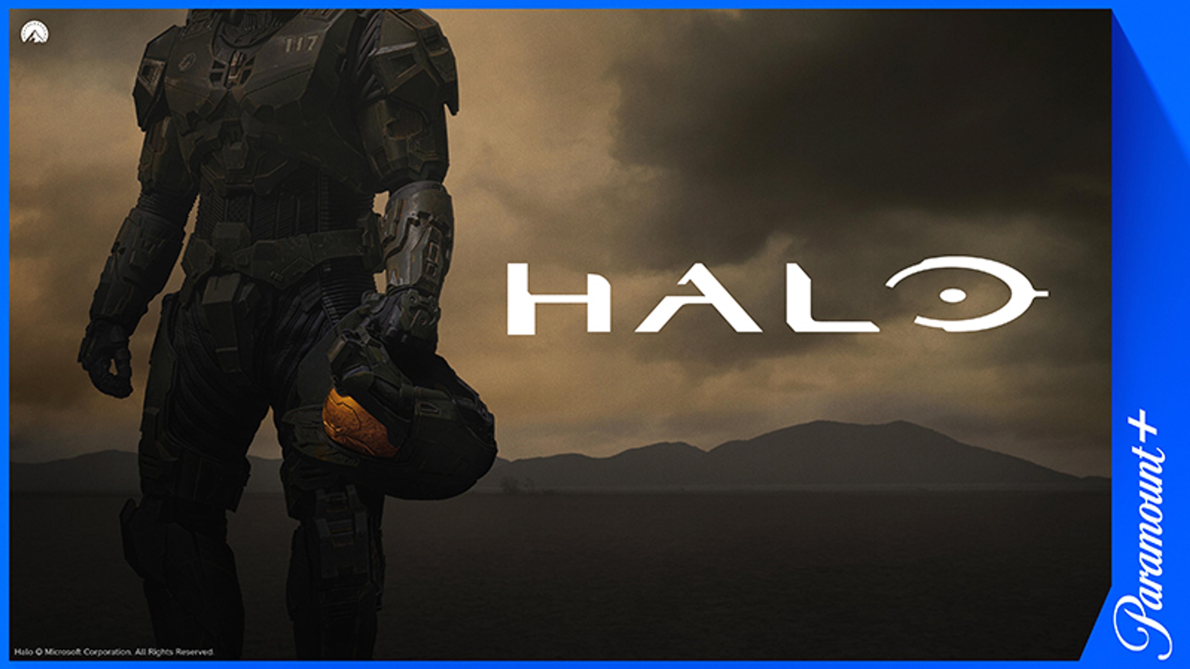 Bilde fra serien Halo på Paramount+. Mann i futuristisk rustning med mørke skyer i bakgrunnen.