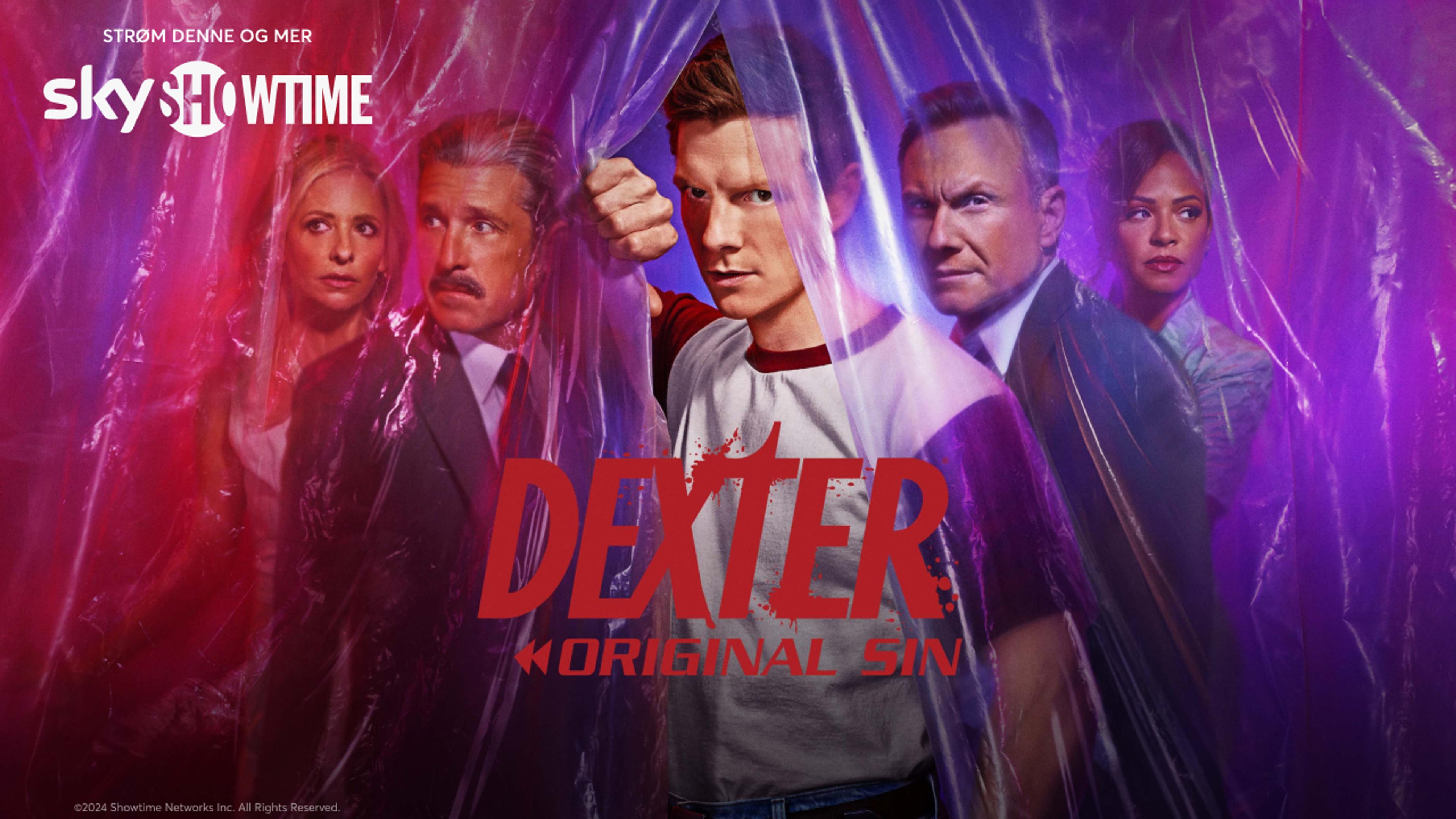 En ung Dexter Morgan drar en plastduk til side og smiler lurt.