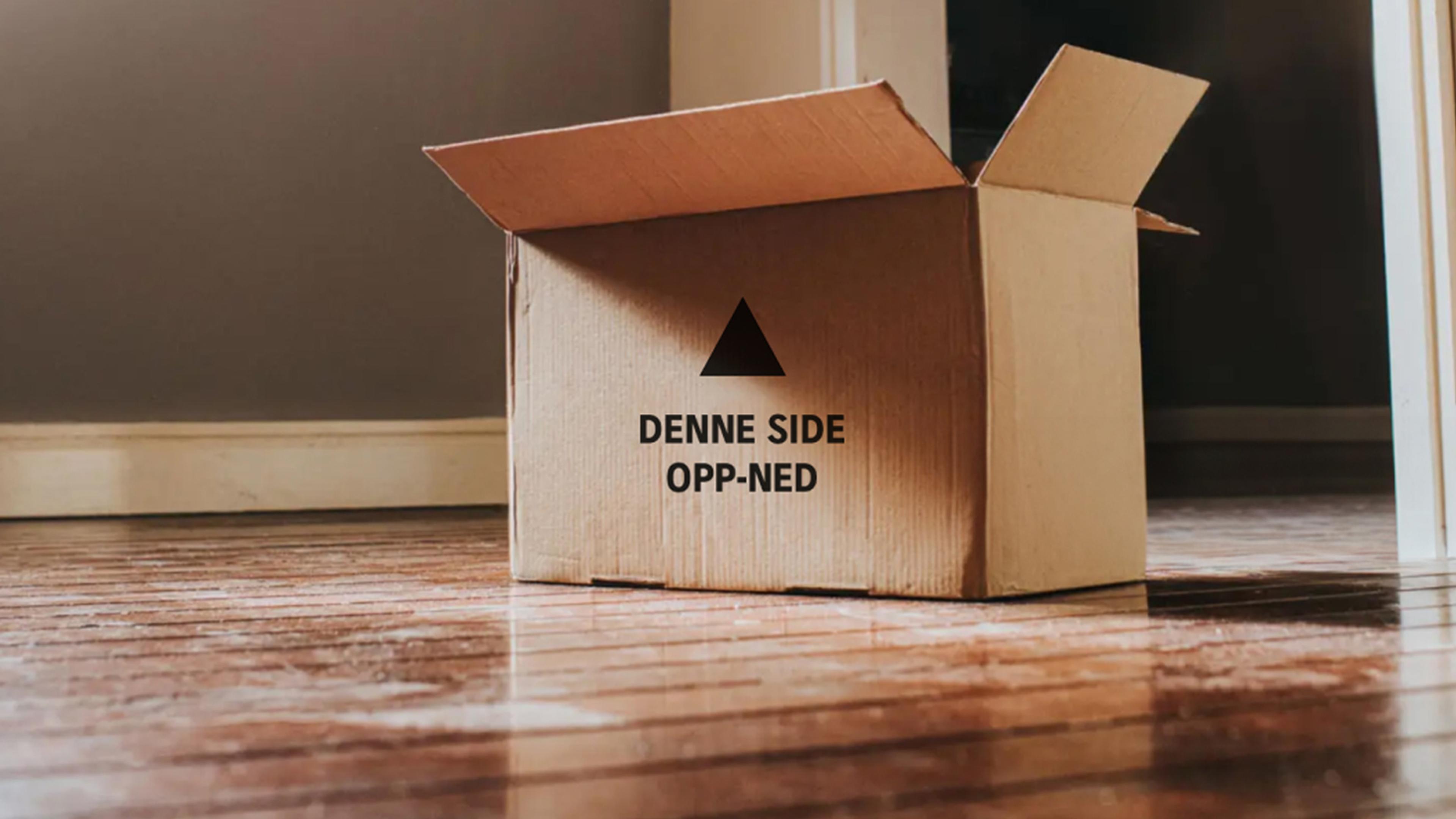 Bilde av en åpnet pappeske med teksten denne side opp-ned på siden.