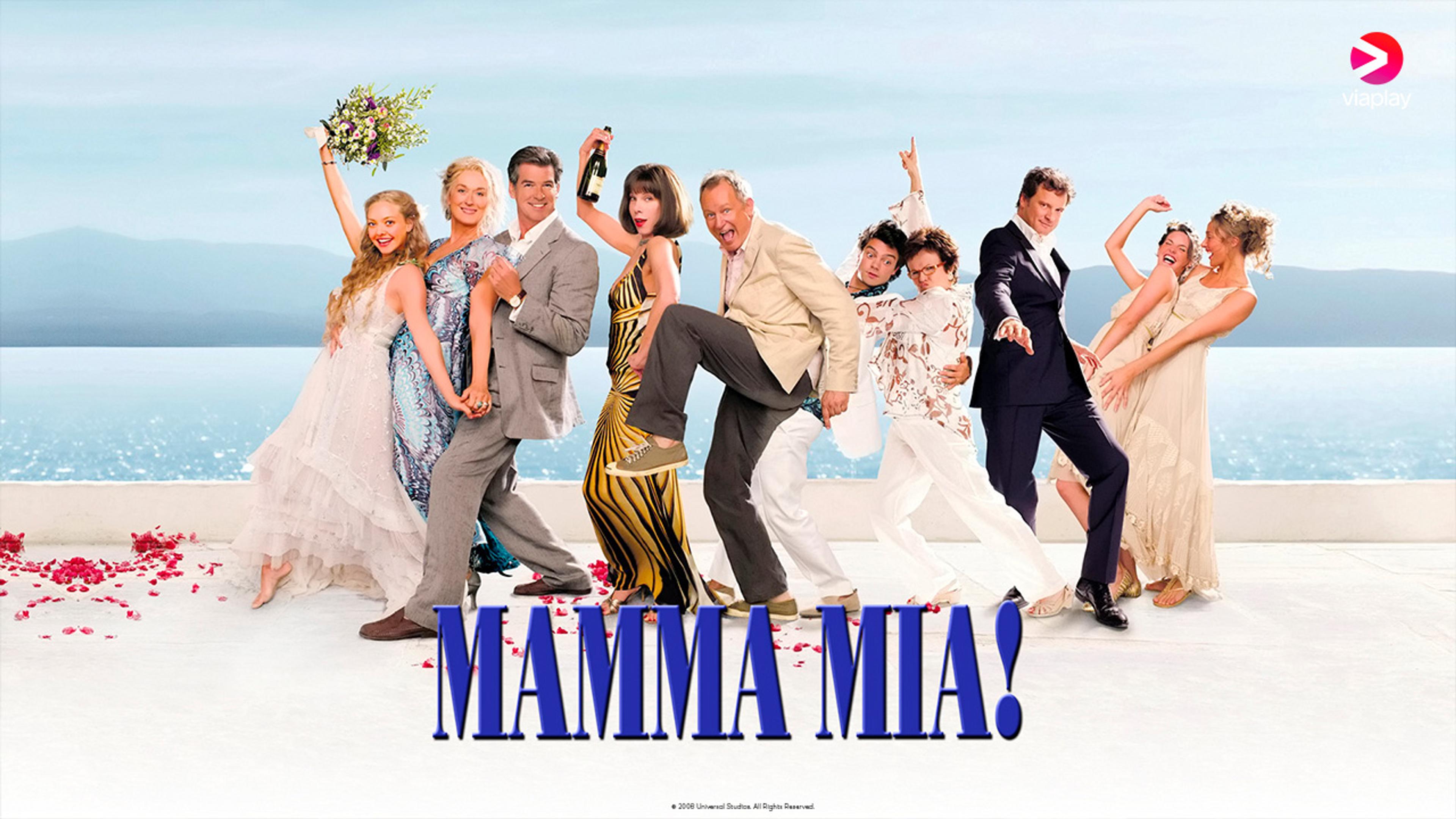 Bryllupskledde mennsker danser med blikket i kameraet