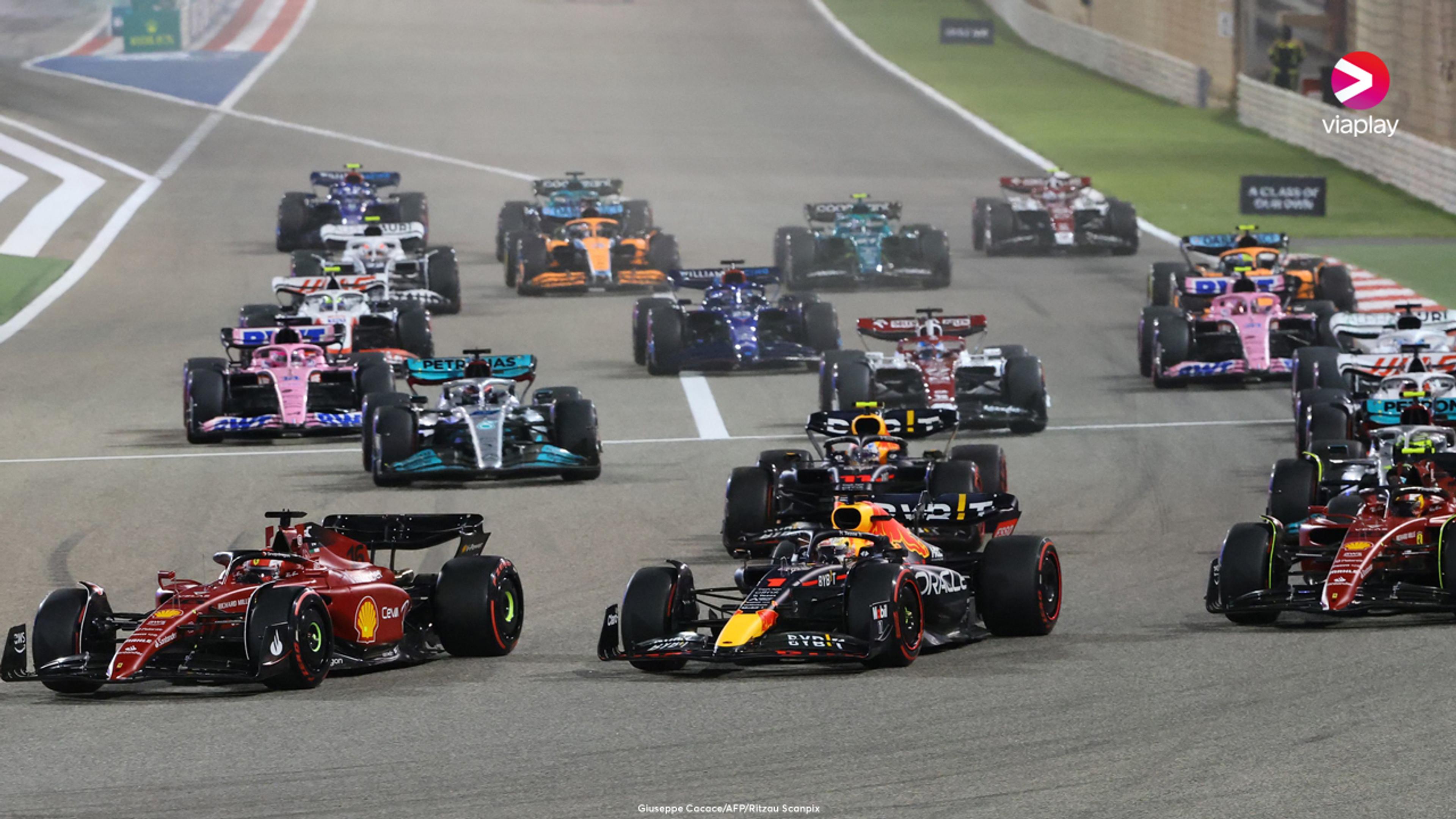 En rekke Formel 1 kjøretøy raser inn i svingen i Bahrain 2022.