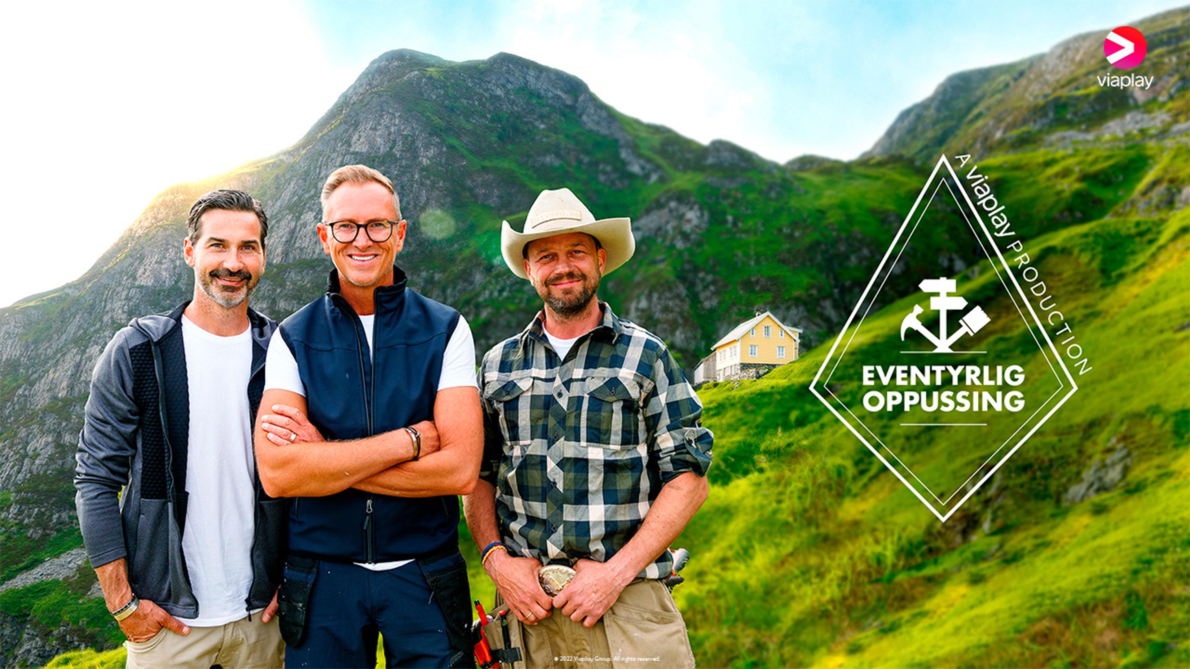 Halvor Bakke og hjelperne hans står oppstilt i et vakkert grønt fjellandskap