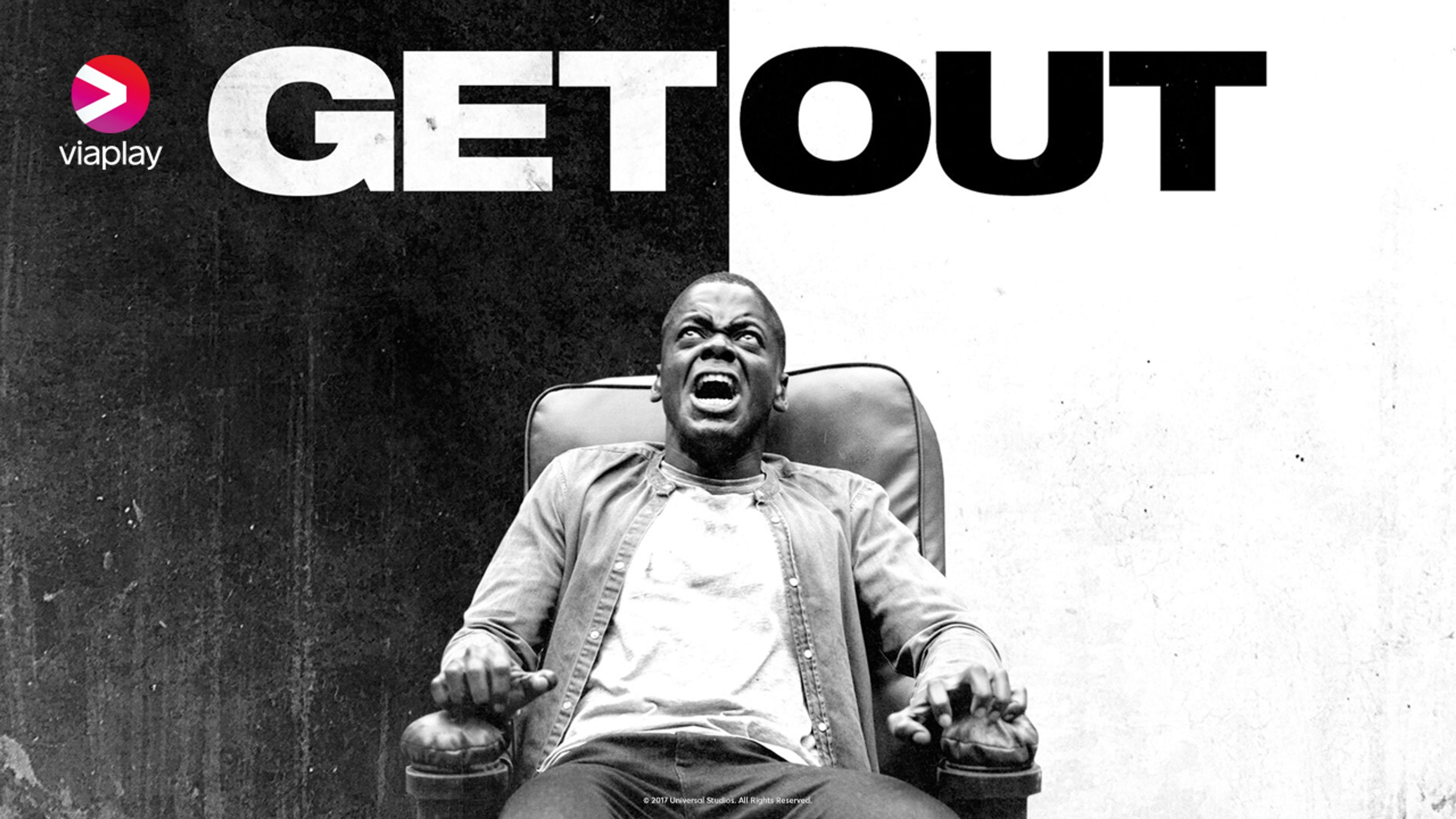 En ung mann sitter i en skinnstol og stirrer livredd mot taket mens han klorer på armlenet.