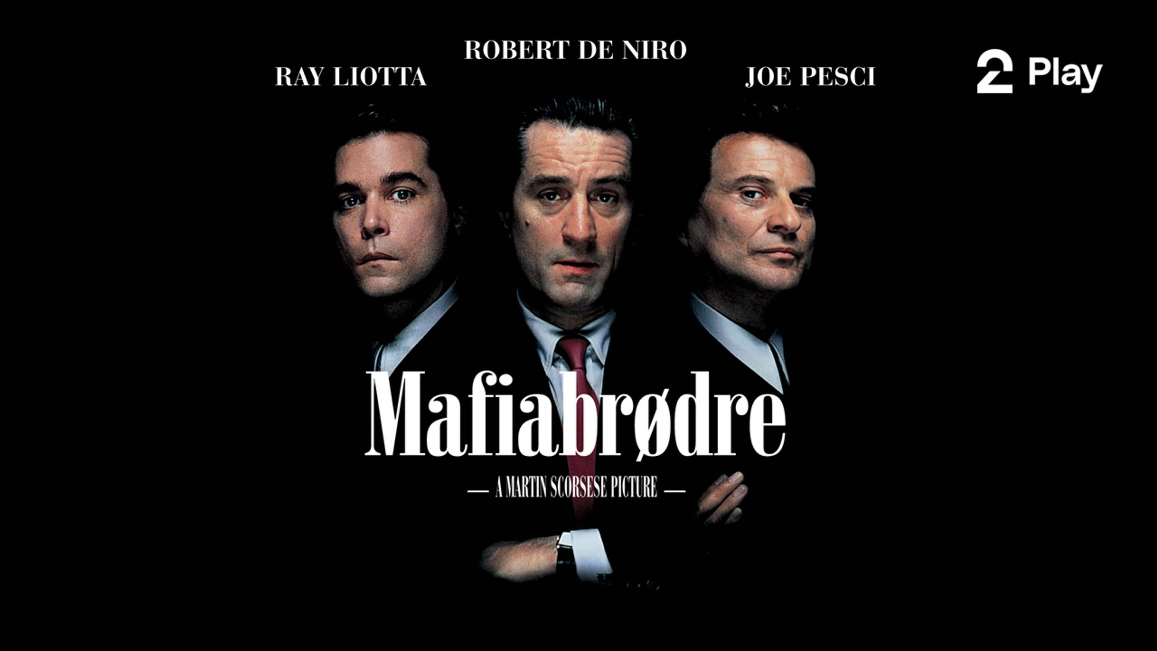 Ray Liotta, Robert De Niro og Joe Pesci i halvprofil kledd i dress med sort bakgrunn på alle kanter.