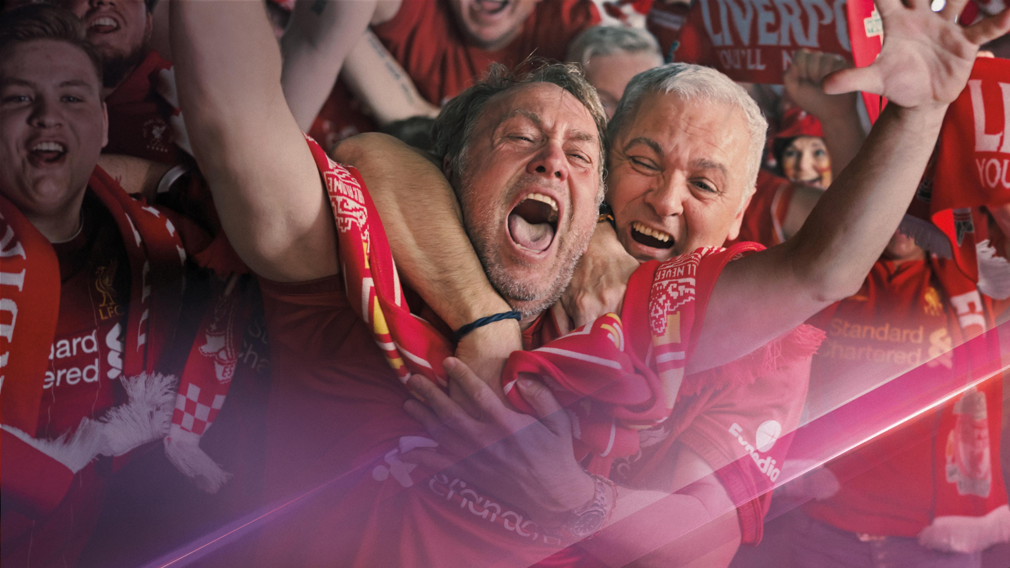 To glade Liverpool-fans feirer på tribunen. 