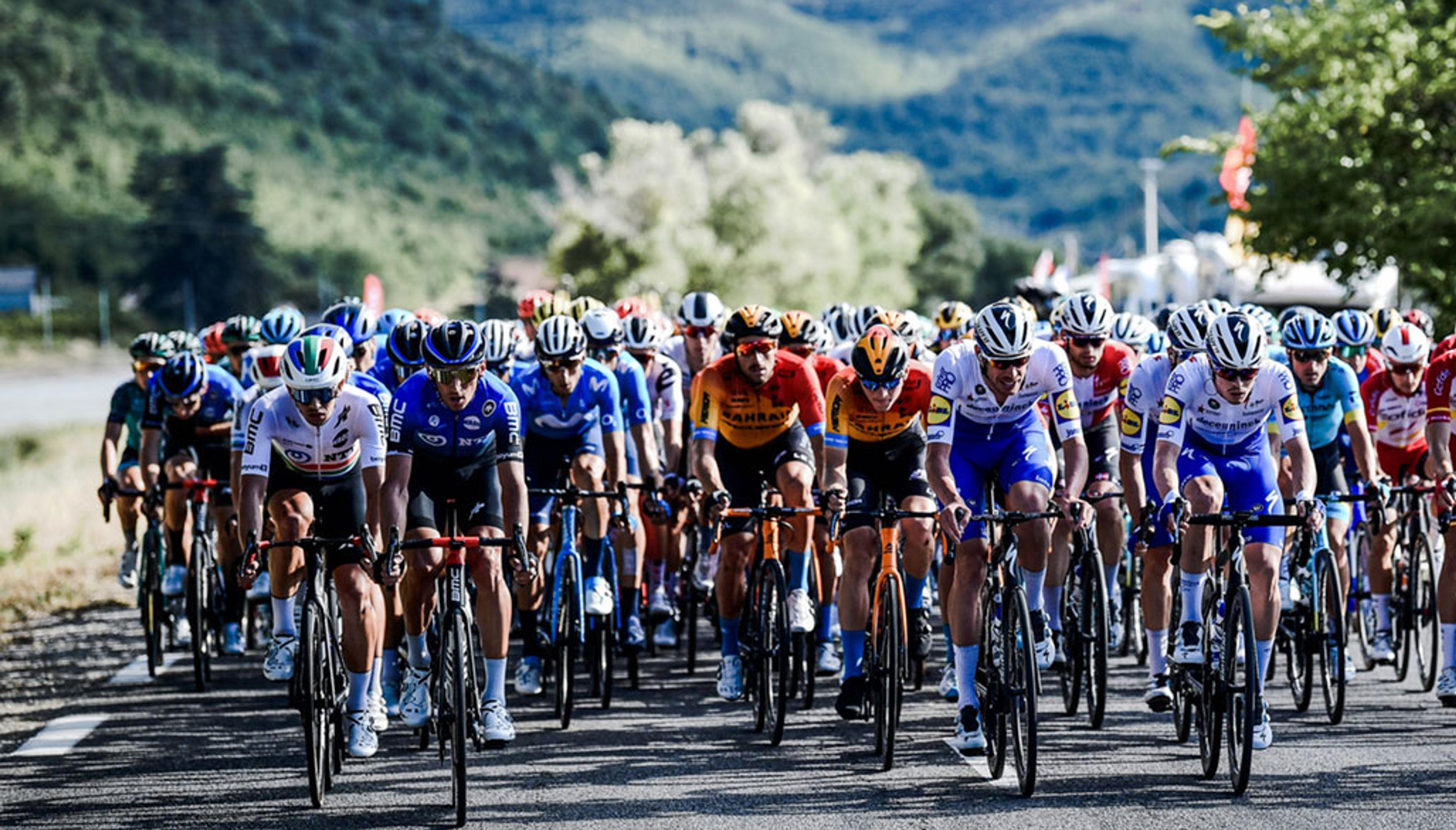 Sykkelryttere i vakre omgivelser under Tour de France