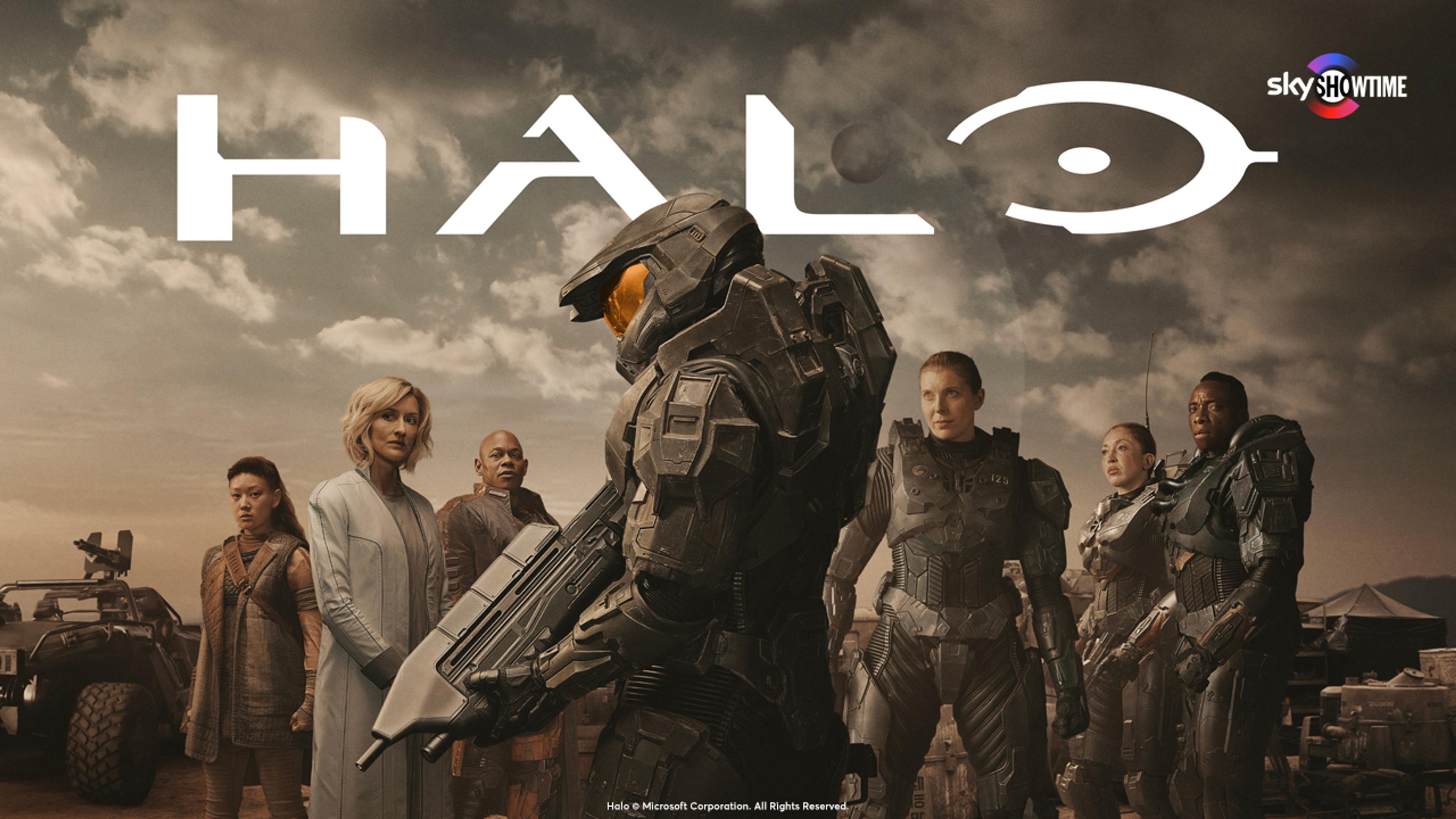 Poster for serien Halo på SkyShowtime med Master Chief i full rustning i forgrunnen.