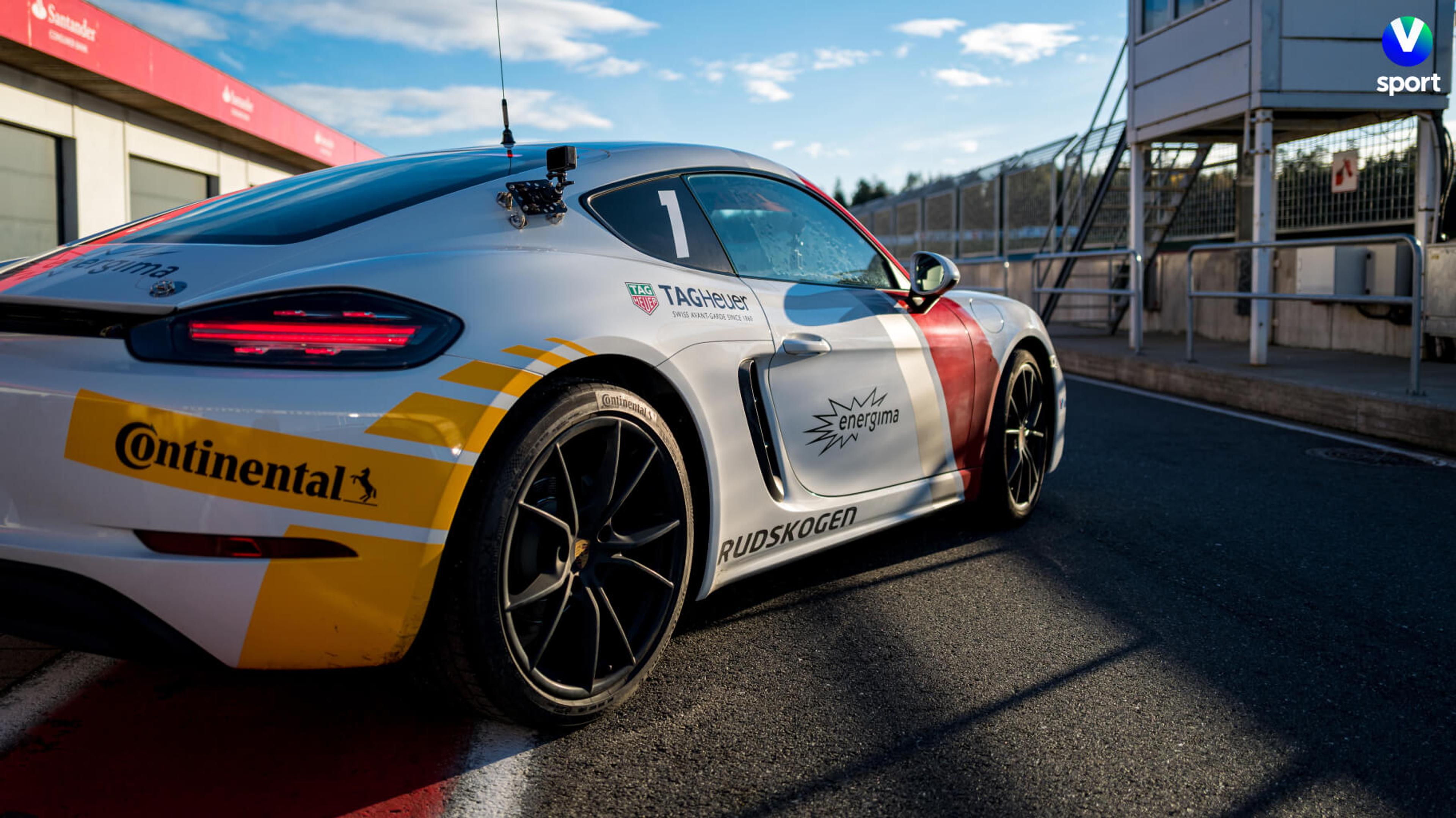 En rå sportsbil på bane med blå himmel.