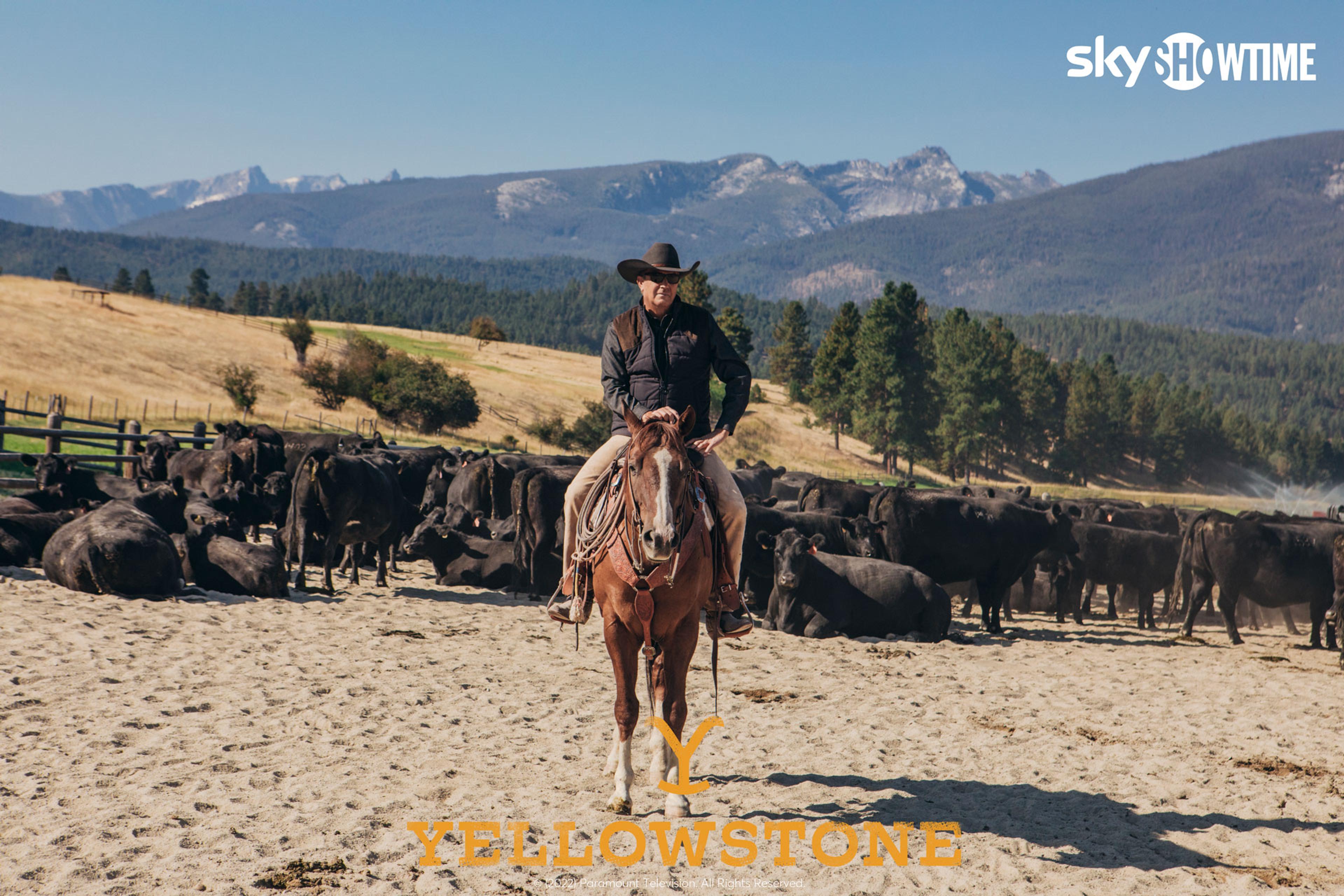 Kevin Costner som John Dutton på hesteryggen i serien Yellowstone.