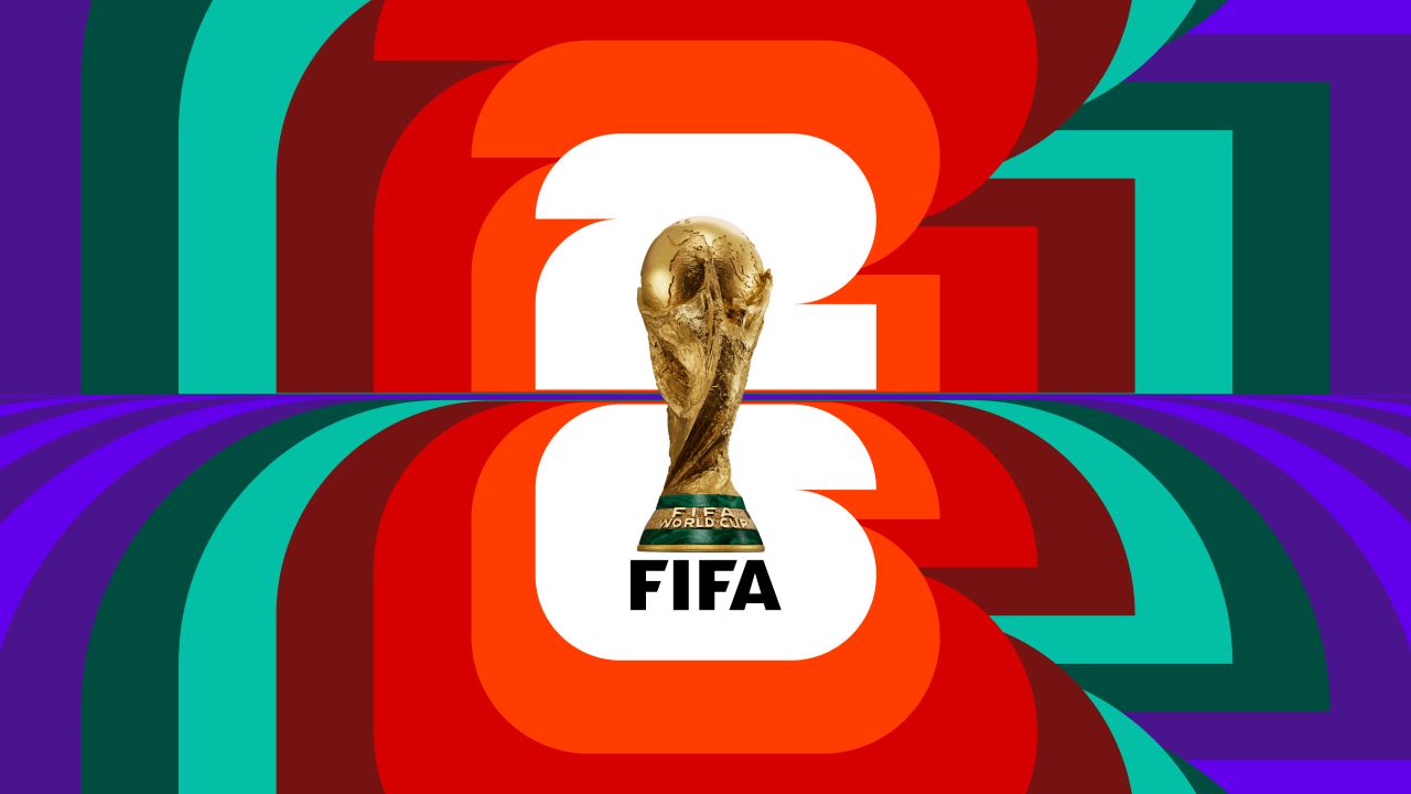 Pokalen for fotball-VM 2026 med fargene for fotball-VM i bakgrunnen.