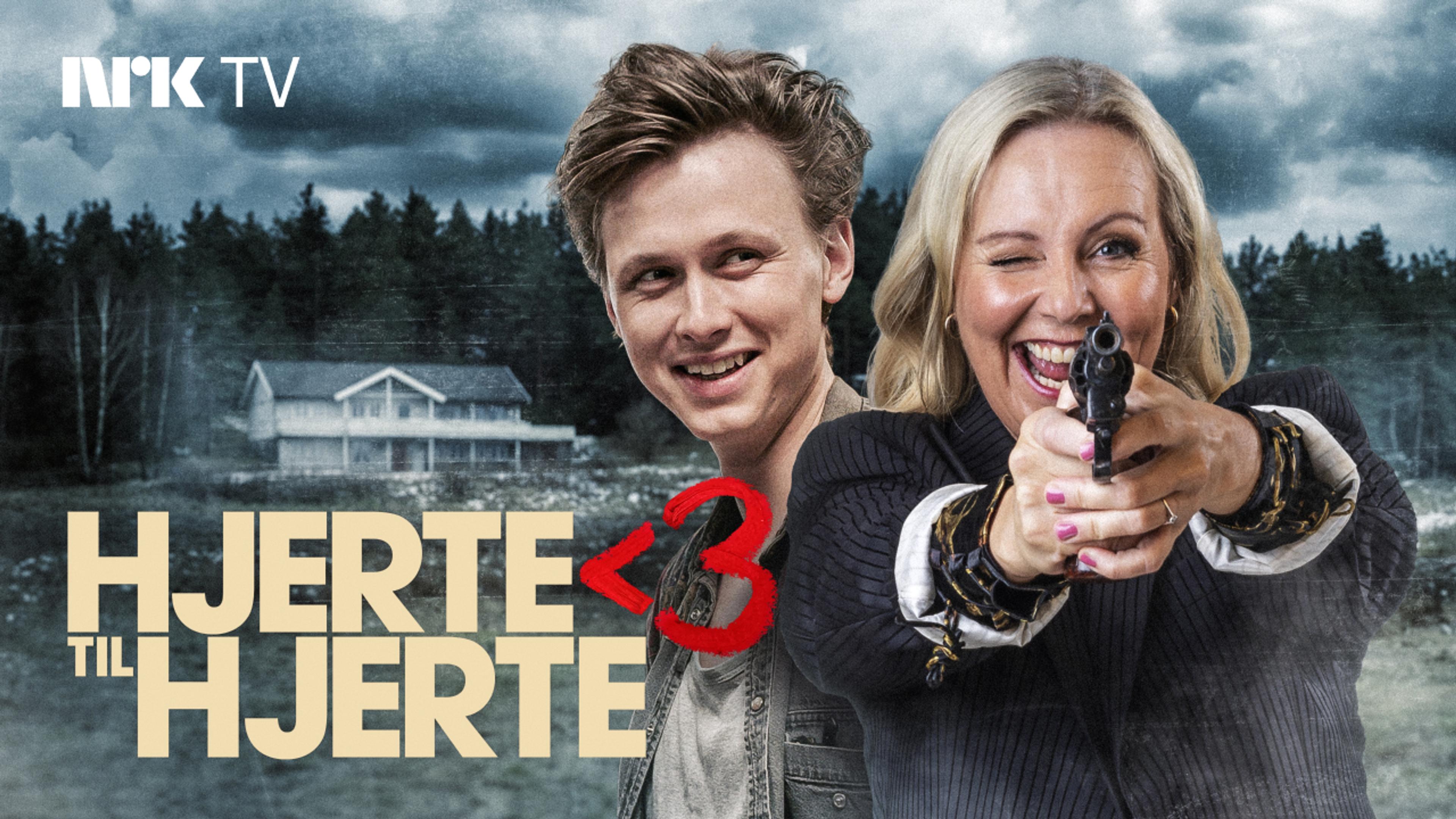 Leende dame peker en revolver mot kamera, et gammelt hus i bakgrunnen.