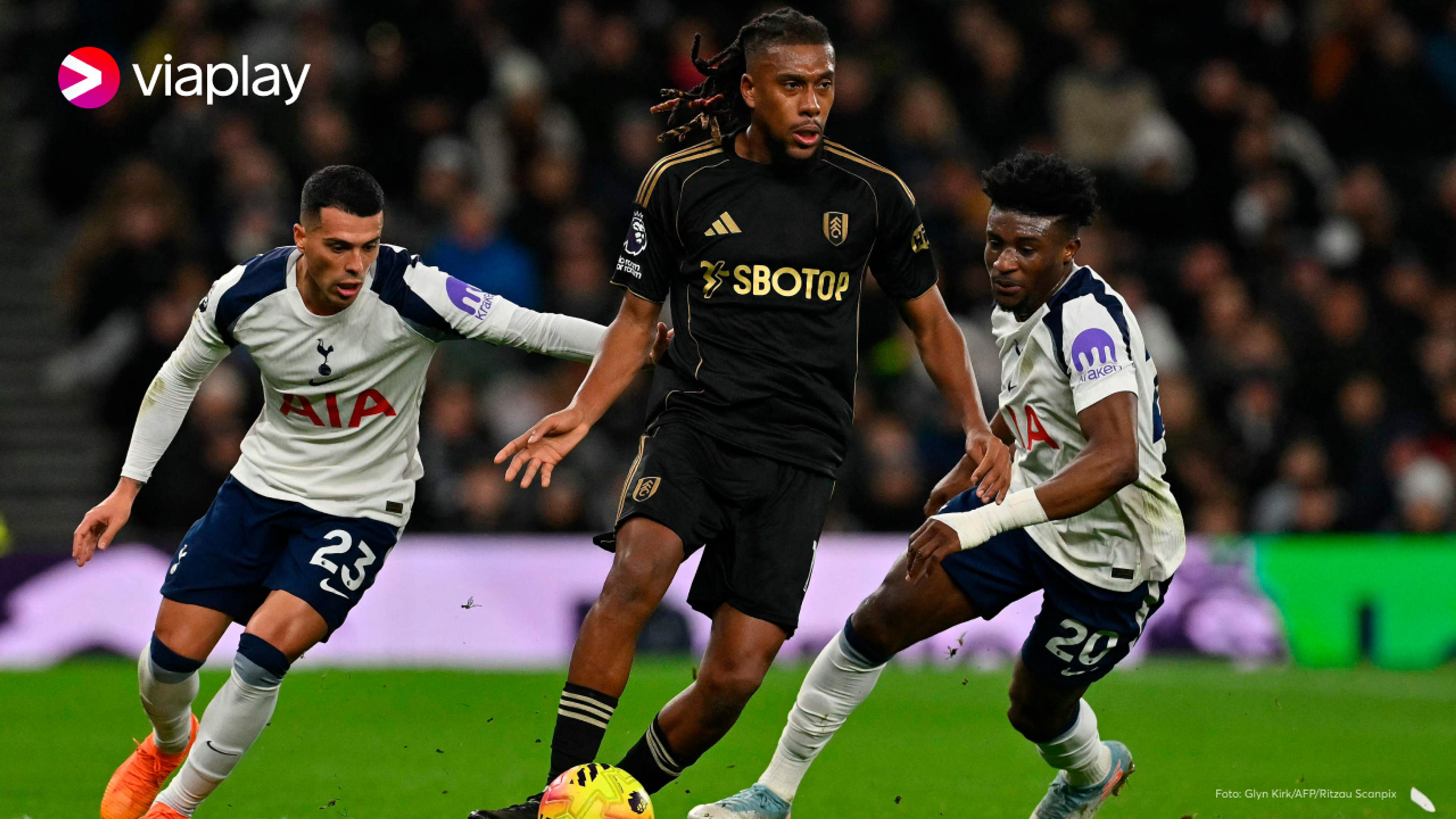 Spillere fra Tottenham og Fullham kjemper hardt om ballen i Premier League.