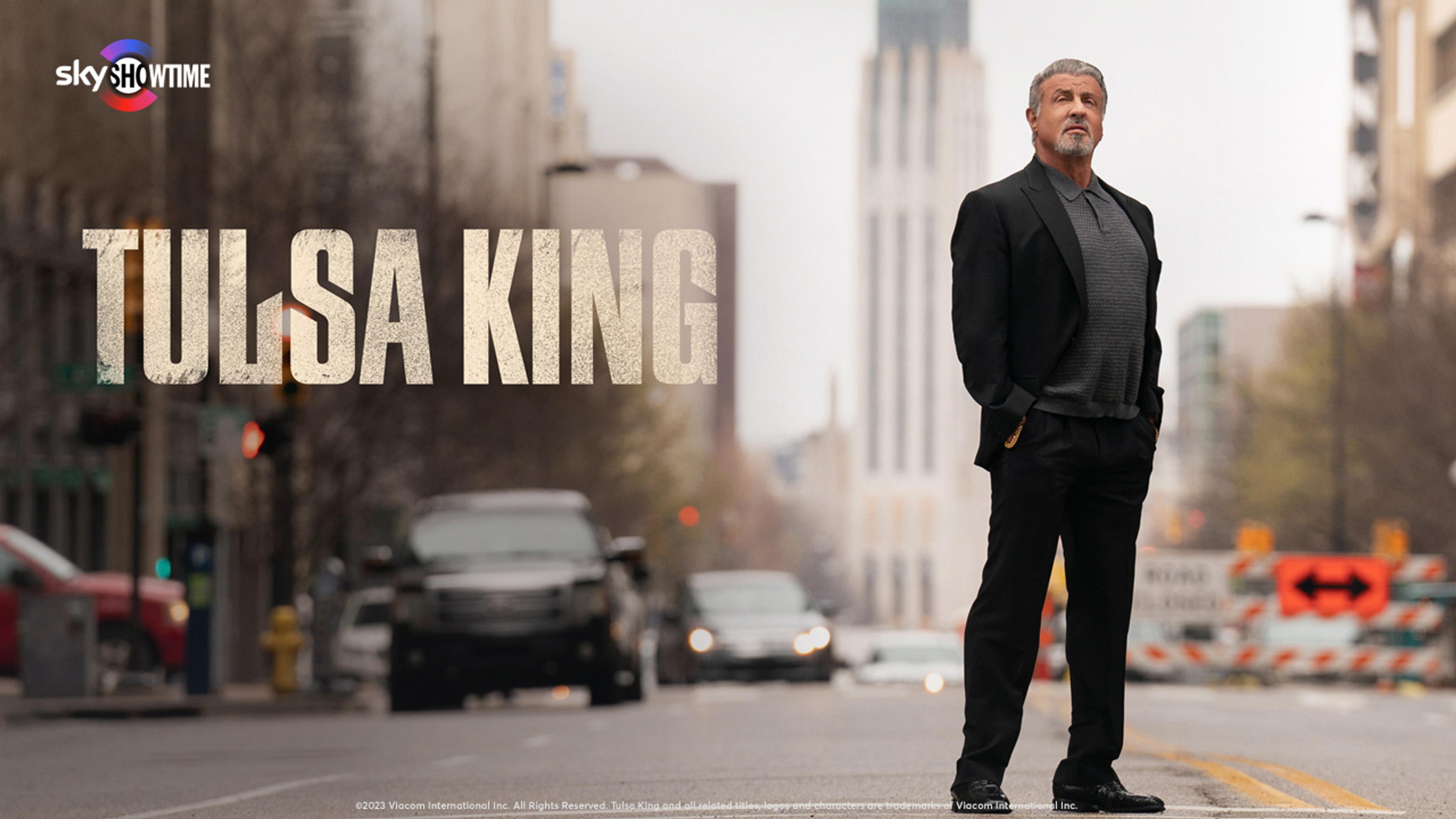 Sylvester Stalone i serien Tulsa King på SkyShowtime står midt i en trafikkert vei.