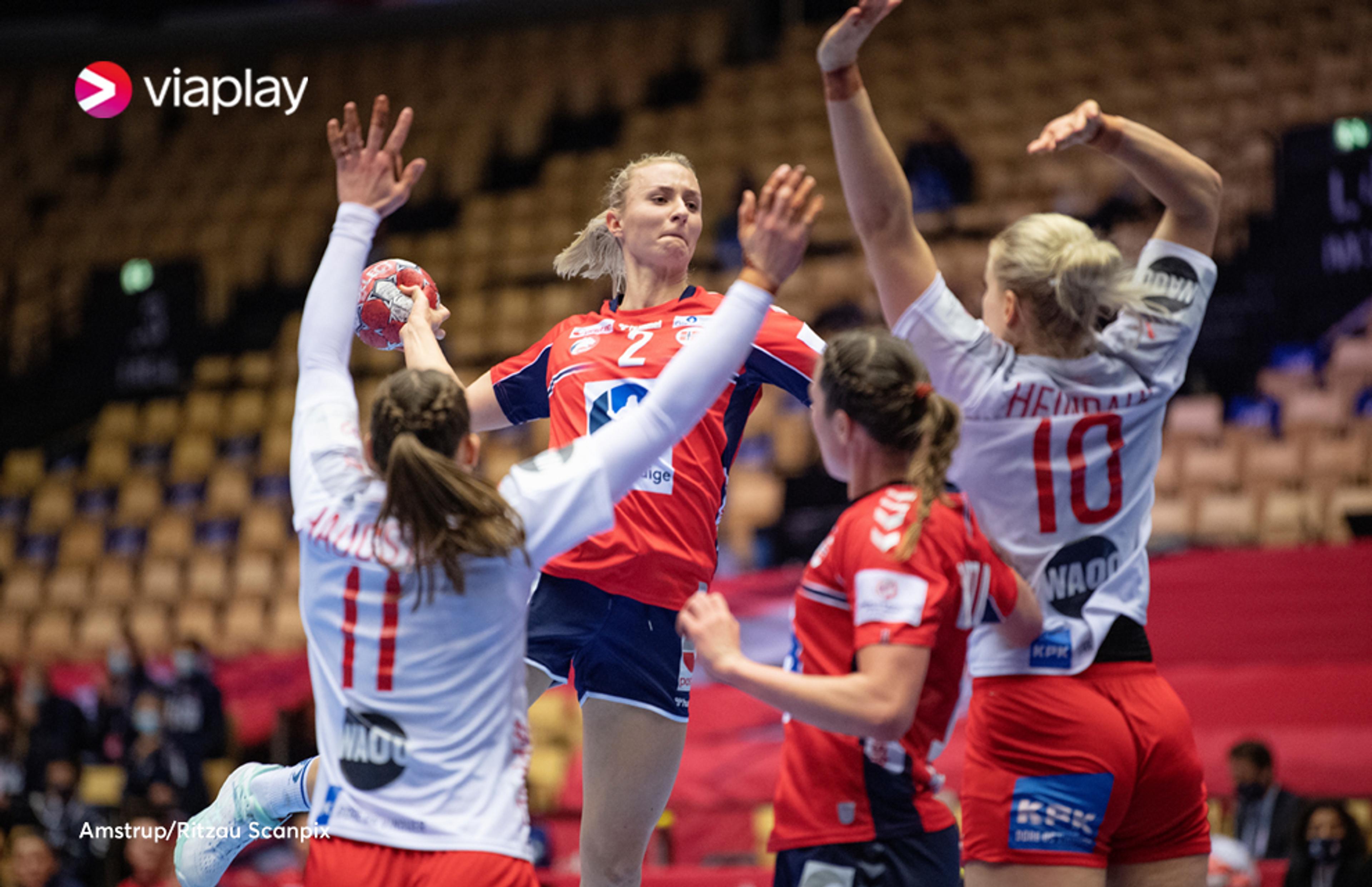 Håndballjentene i full kamp mot Danmark i håndball-EM 2022.
