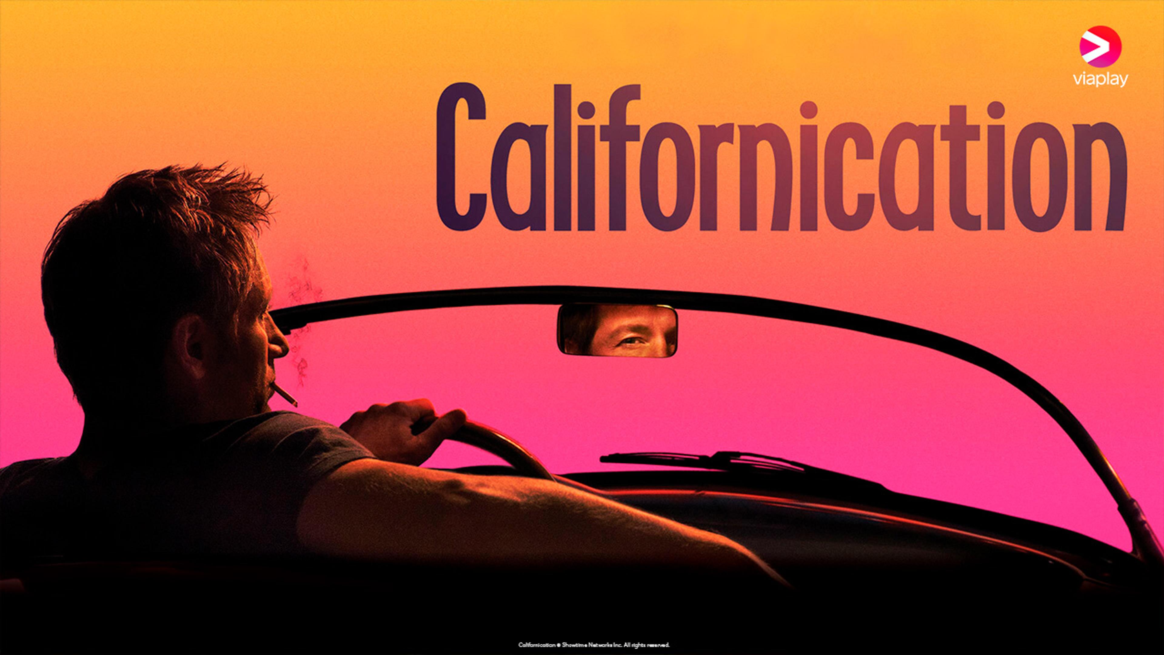 En mann med sigarett i munnen ses bakfra sittende i en cabriolet