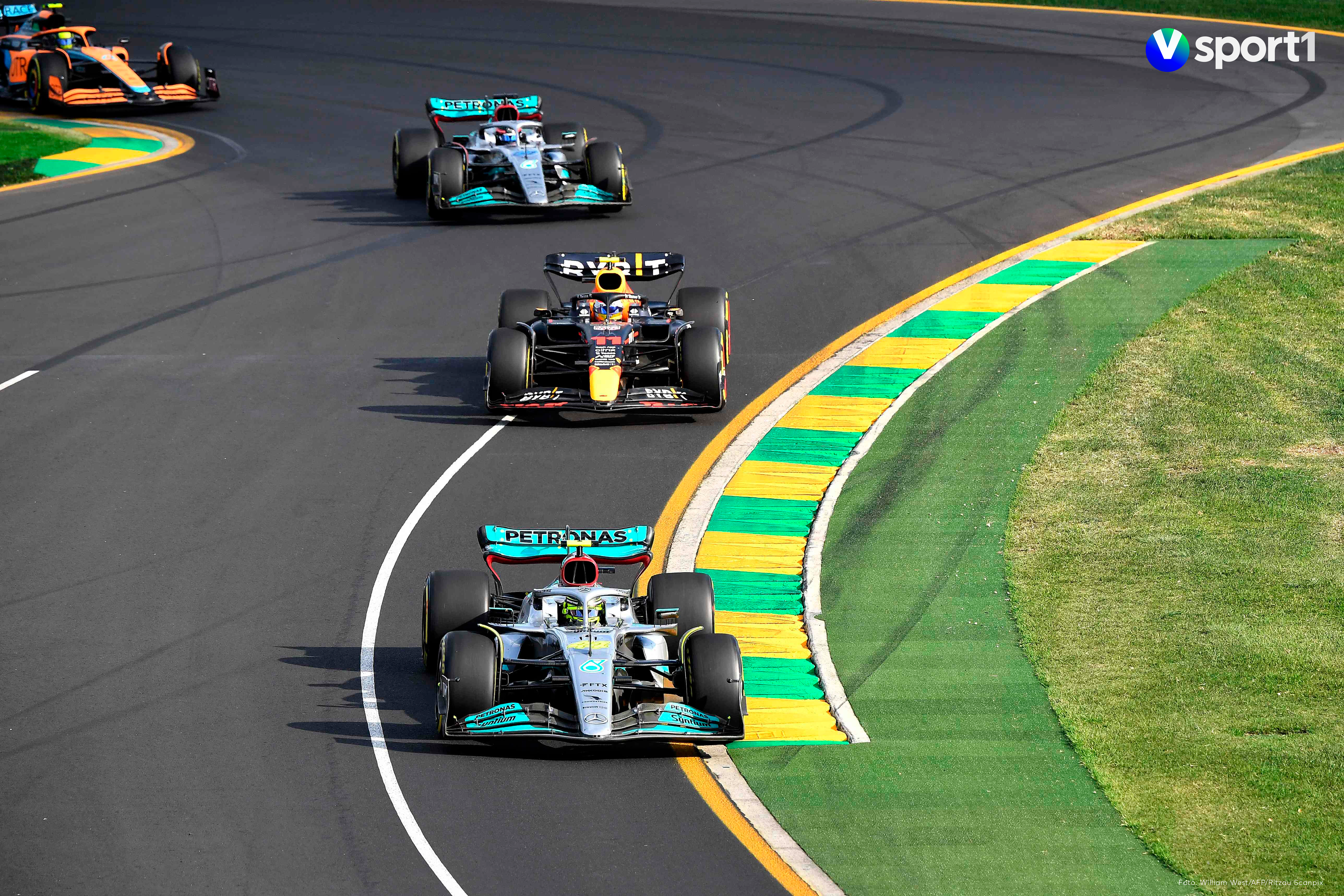 Fire Formel 1 biler i fullt kjør på bane. Se Formel 1 på V Sport via Strim.