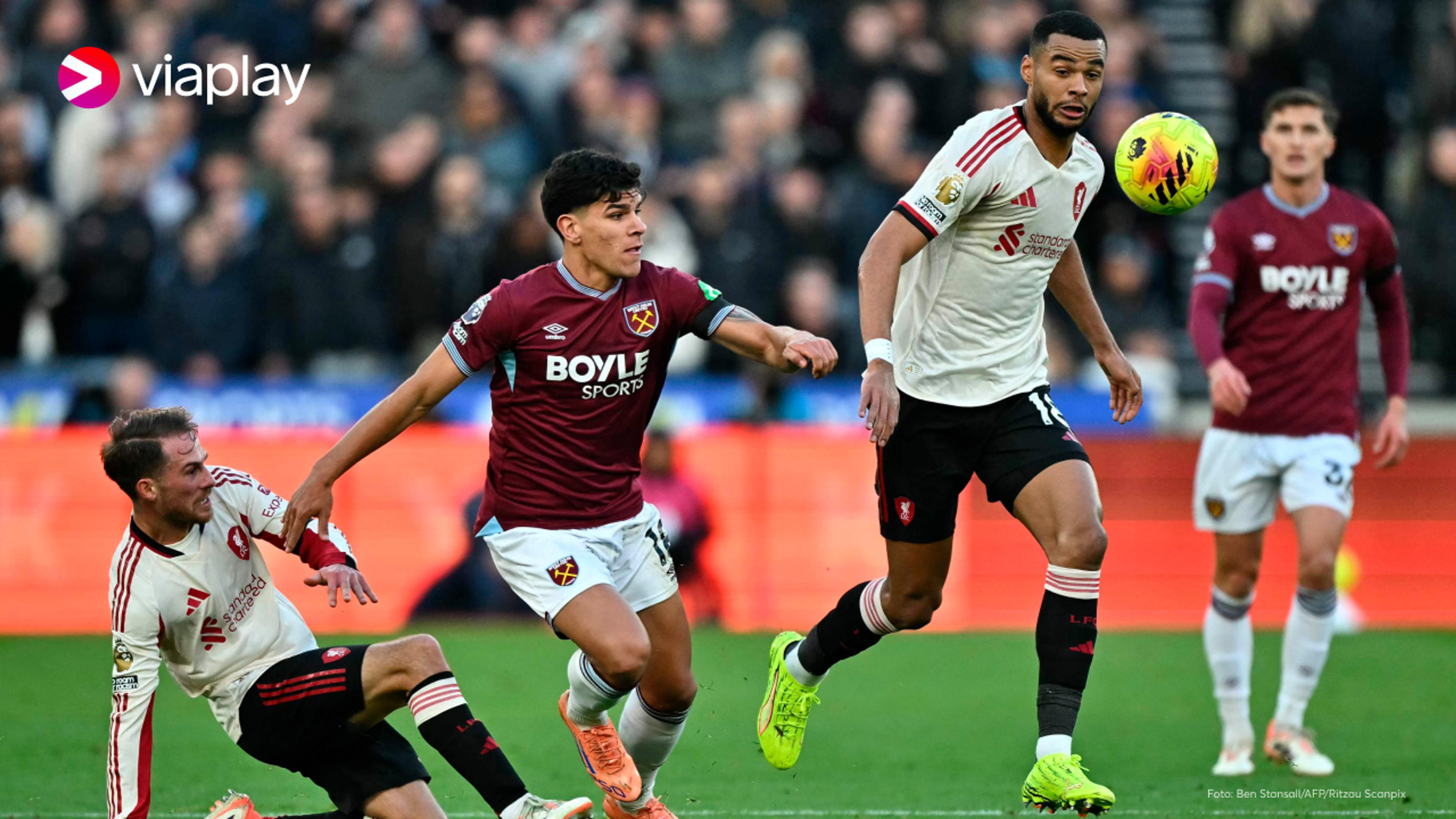 Spillere fra West Ham og Liverpool kjemper hardt om ballen i Premier League.