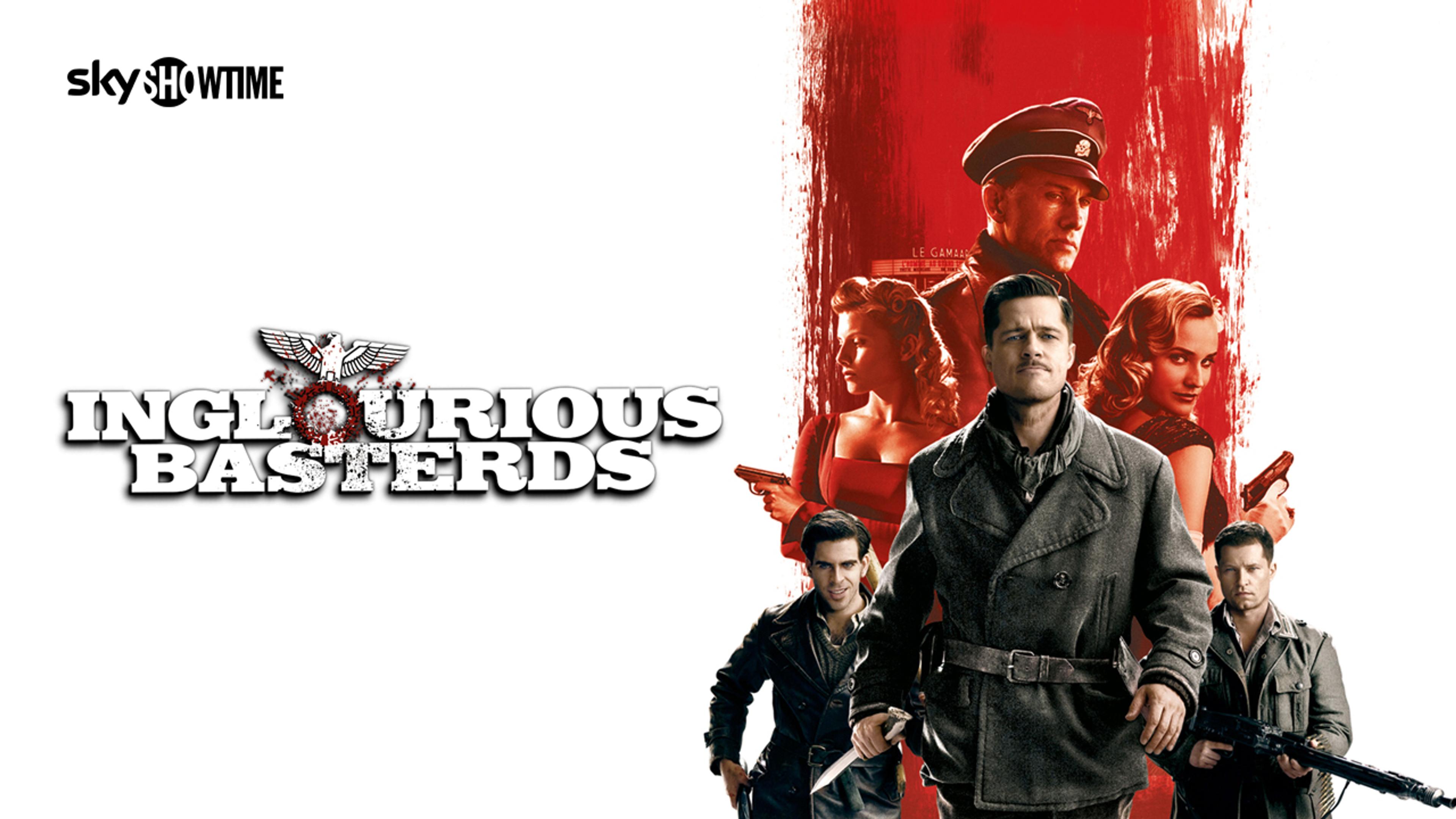 Inglourious Basterds i stor font ved siden av Brad Pitt gående mot oss med kniv i hånden.