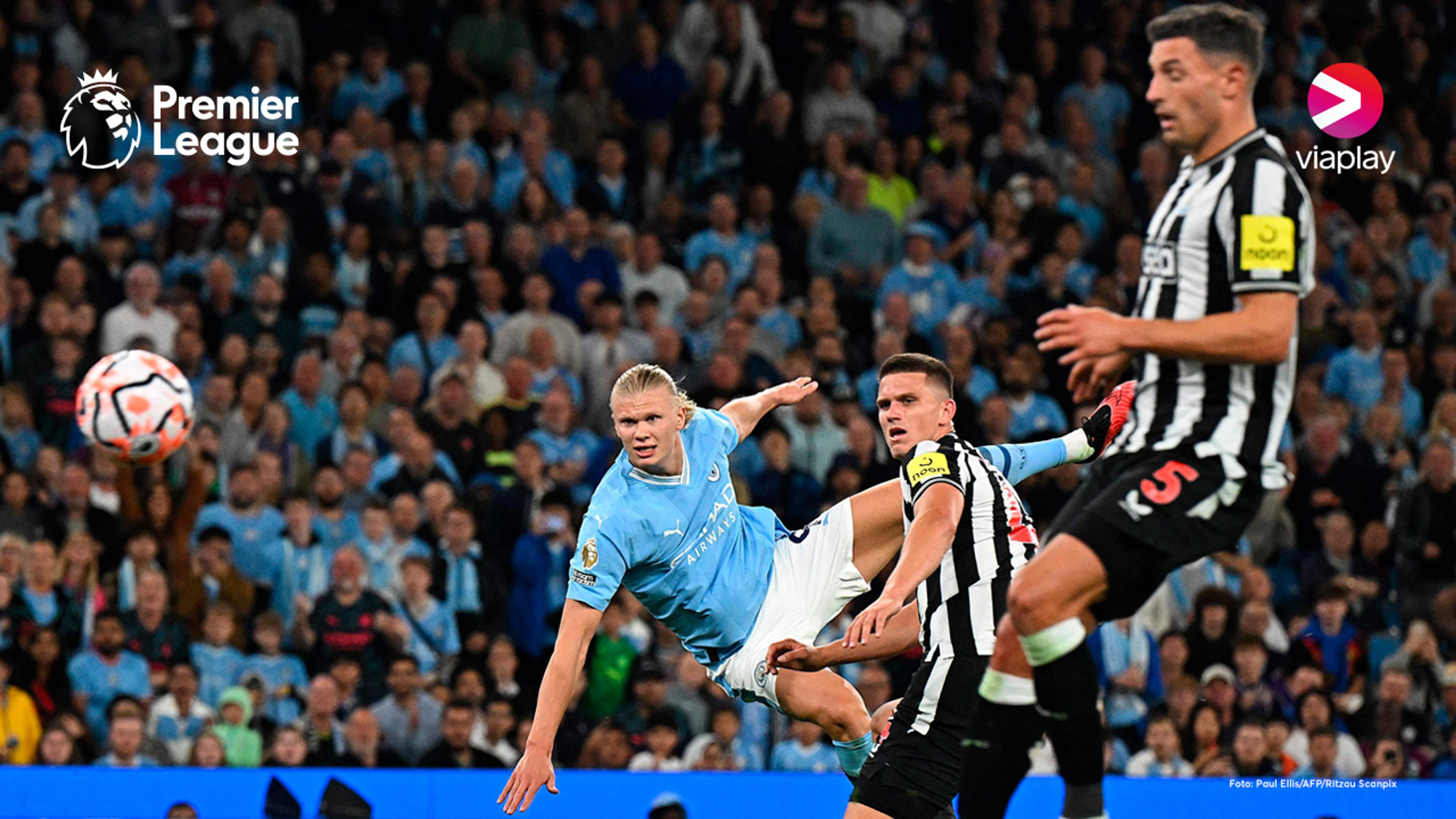 Haaland følger ballen intenst med øynene i det den suser forbi to Newcastle spillere.