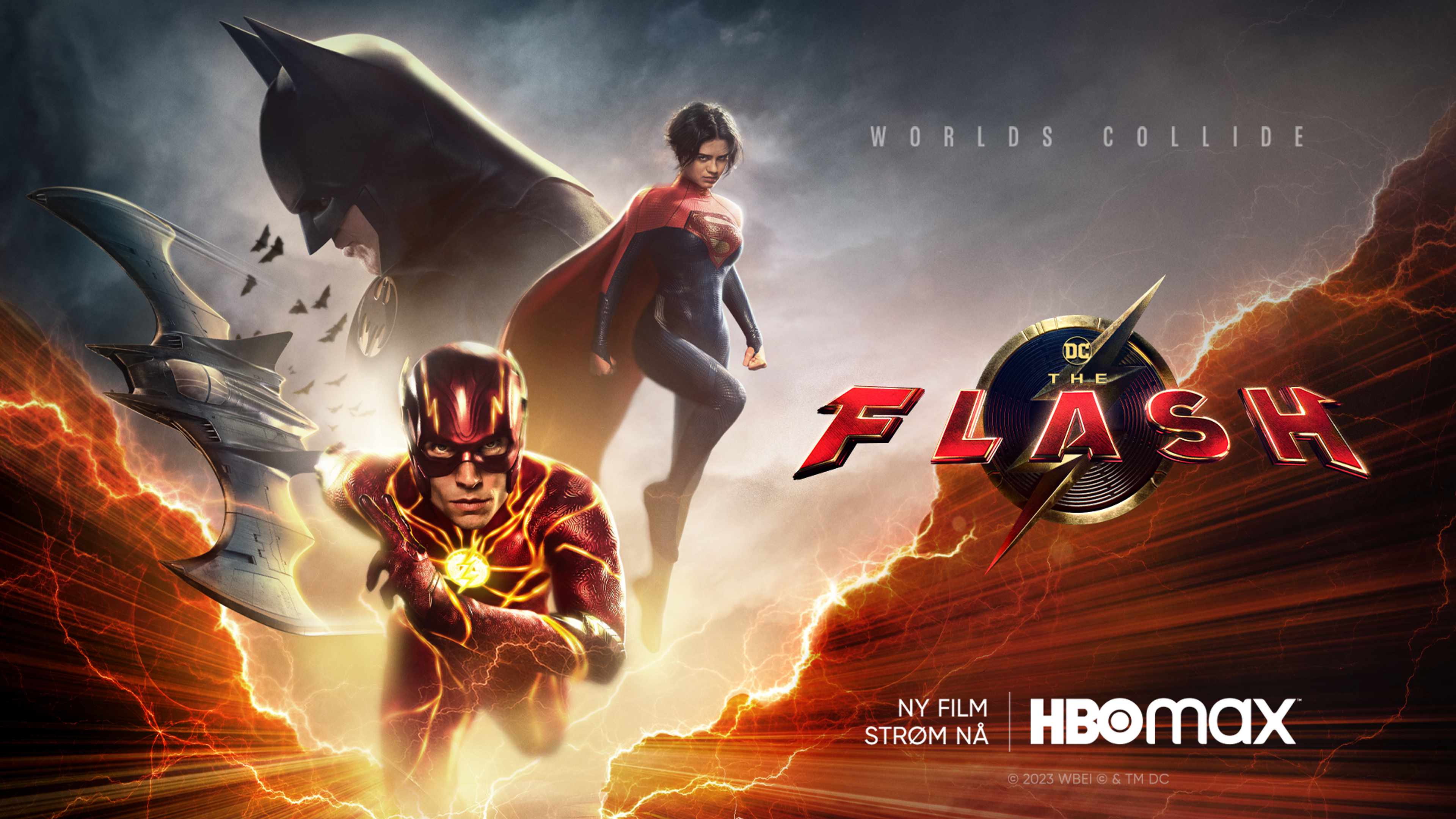 The Flash, siluett av Batman og Superwoman står over skyer av rødt lyn.
