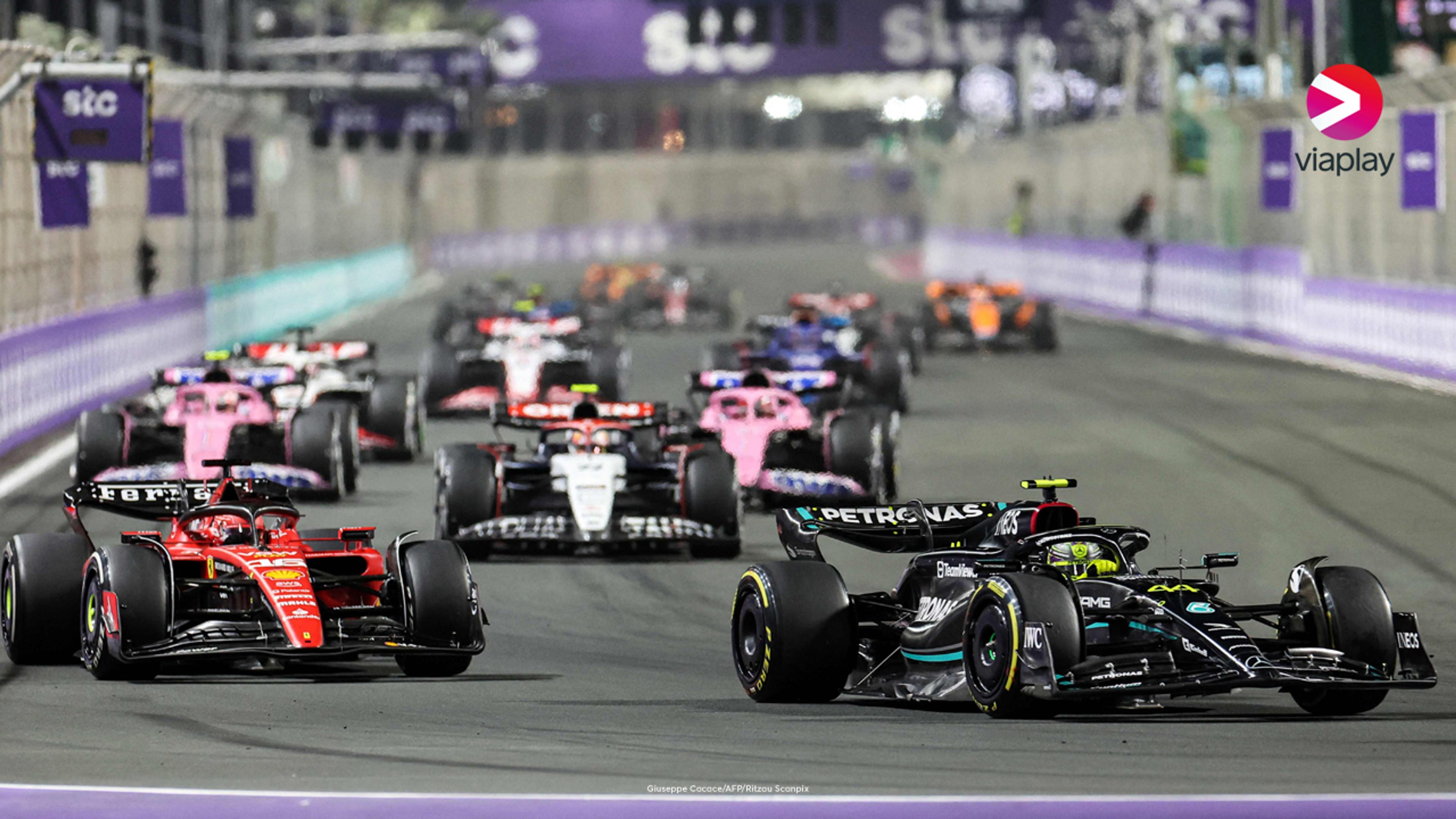 Formel 1 racerbiler i skarp sving i Saudia Arabia.