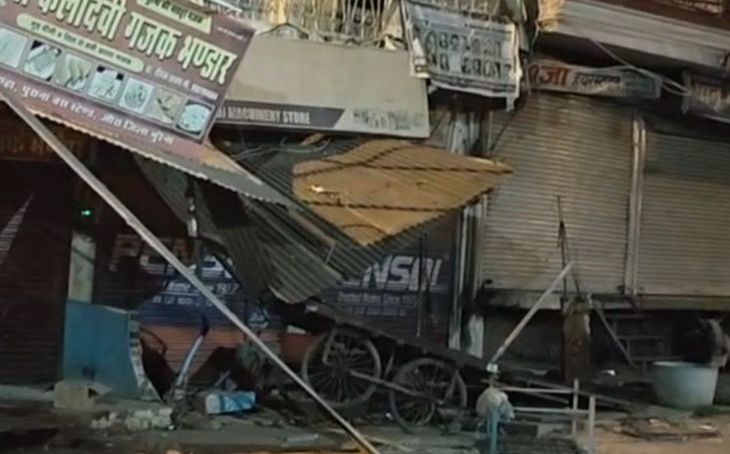 मुरैना के जौरा में अनियंत्रित कार दुकानों में घुसी, दो लोग घायल; पुलिस ने दो युवकों को हिरासत में लिया