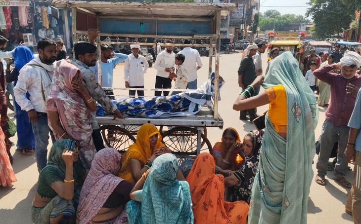 सबलगढ़ सड़क हादसा: युवक की मौत के बाद परिजनों का हंगामा, सड़क पर शव रखकर किया चक्का जाम