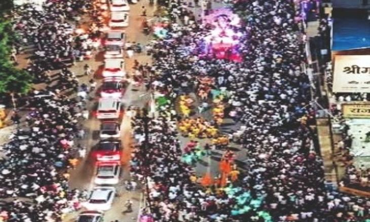 गुना में गणेशोत्सव की धूम: एबी रोड पर उमड़ी भारी भीड़, बप्पा की अगवानी में गूंजे ढोल-ताशे
