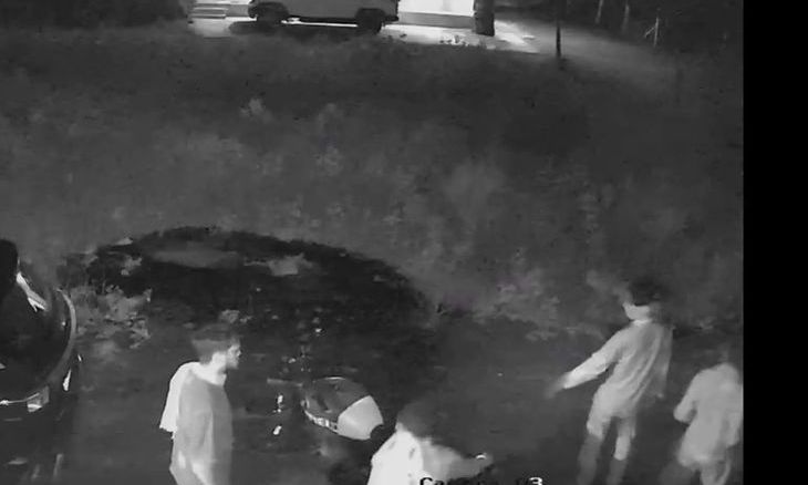 गुना के कस्तूरबा नगर में आधी रात हथियारों से लैस बदमाशों का आतंक, तीन बाइकें चुराकर फरार